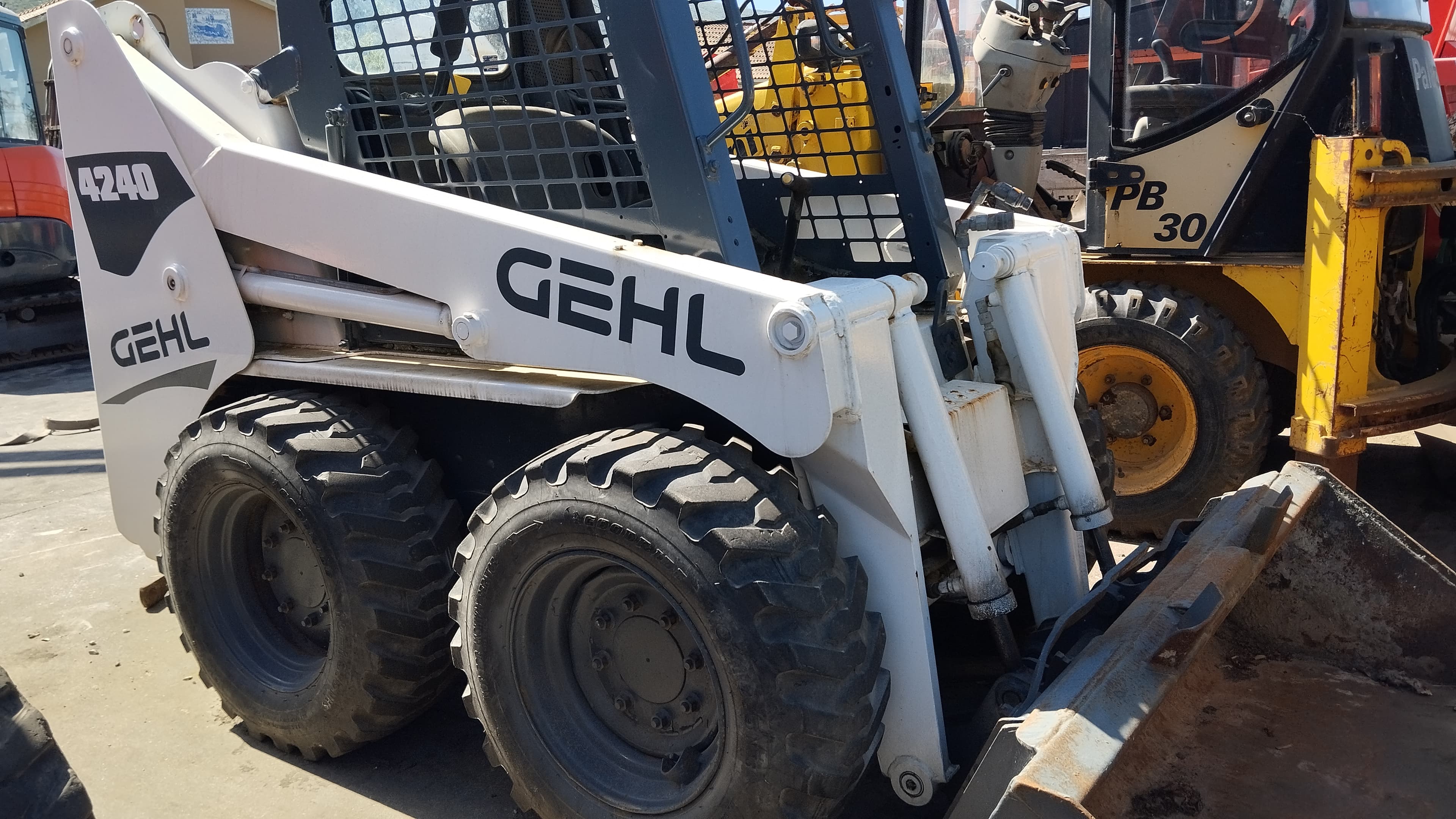 Mini pá carregadora GEHL 4240 — imagem 5