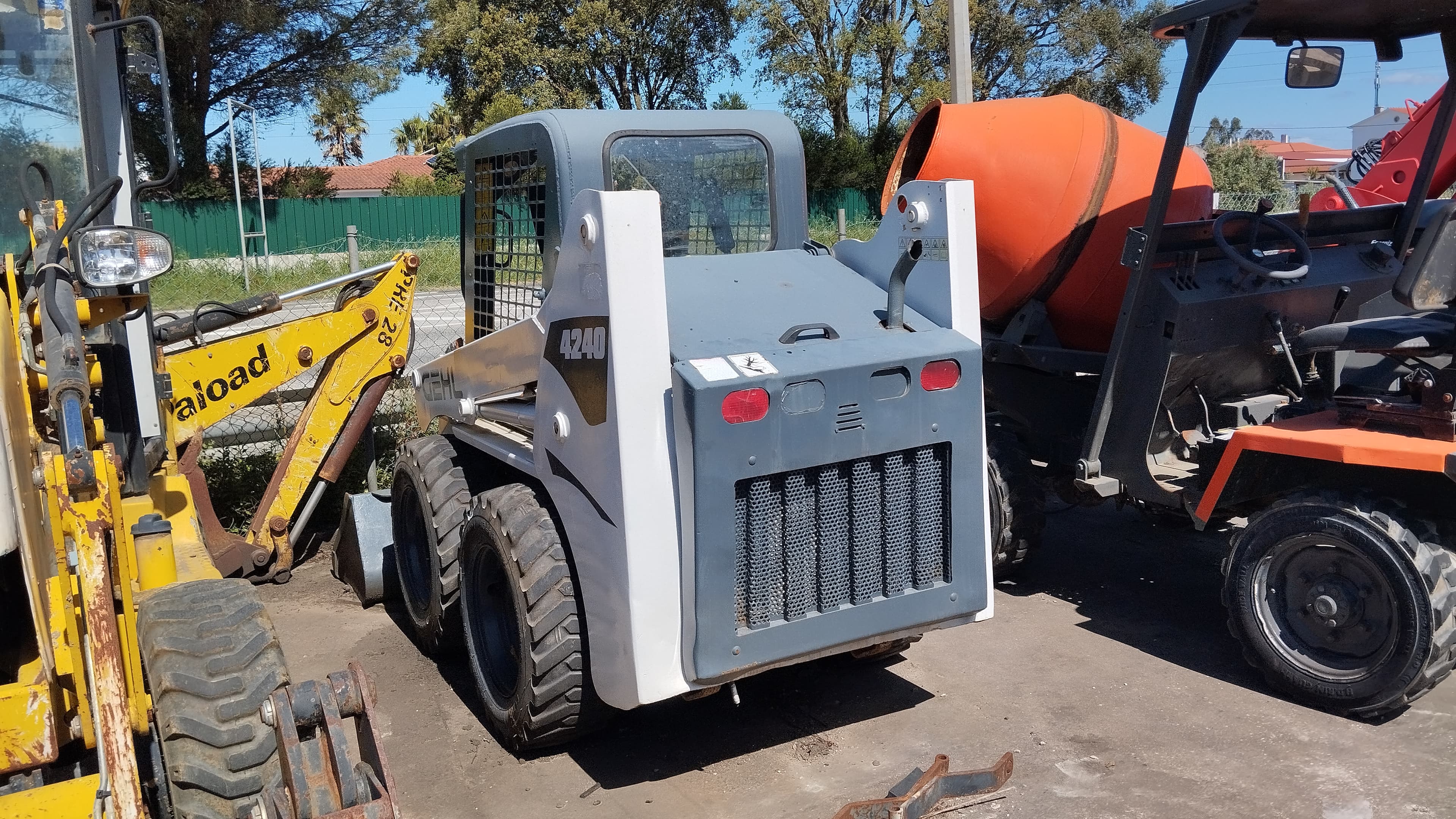 Mini pá carregadora GEHL 4240 — imagem 2