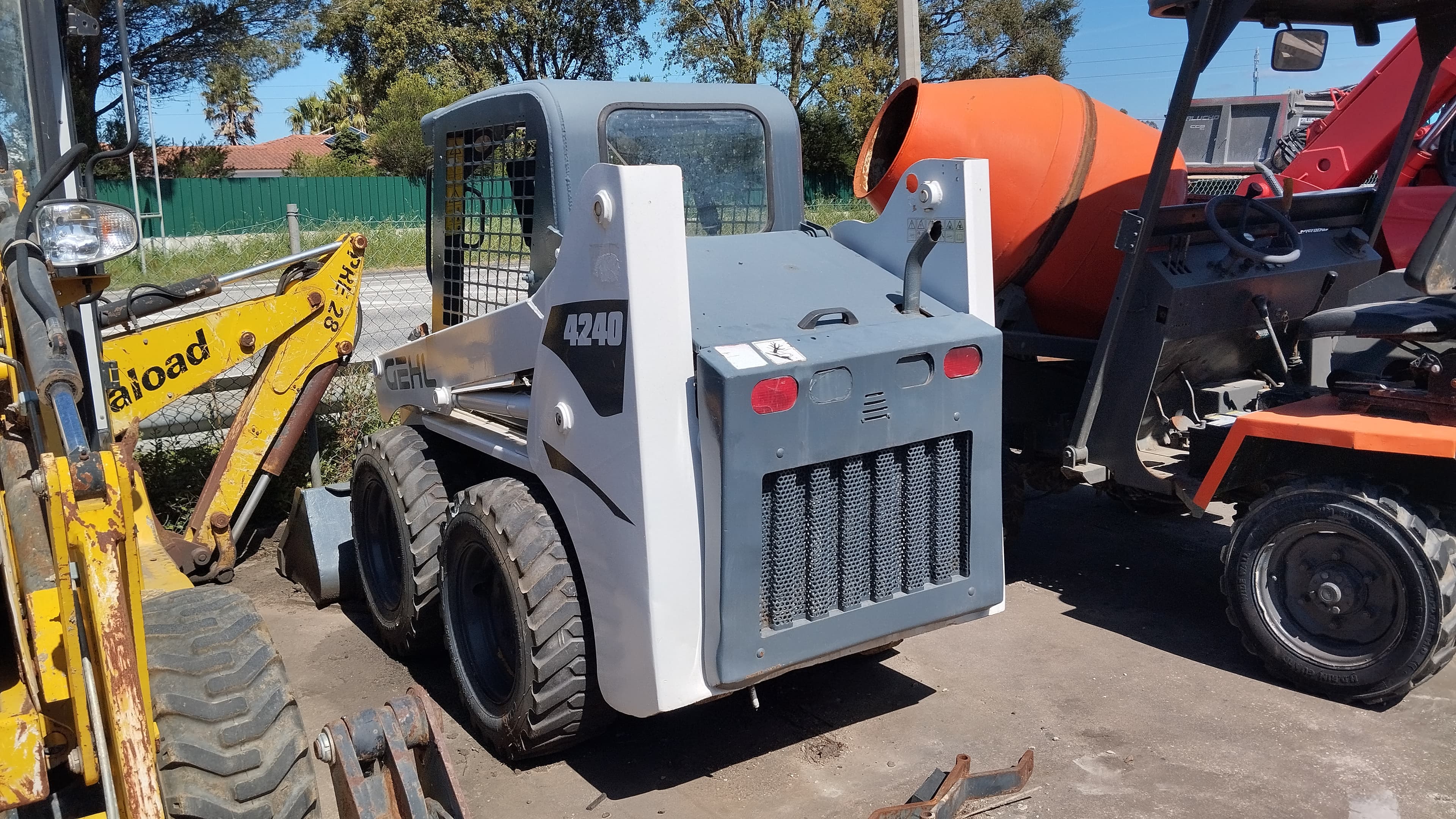 Mini pá carregadora GEHL 4240 — imagem 3