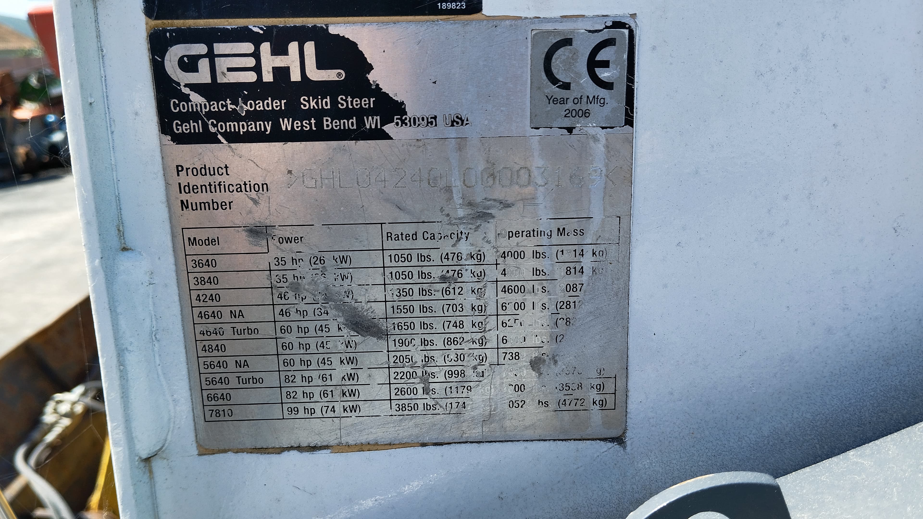 Mini pá carregadora GEHL 4240 — imagem 9