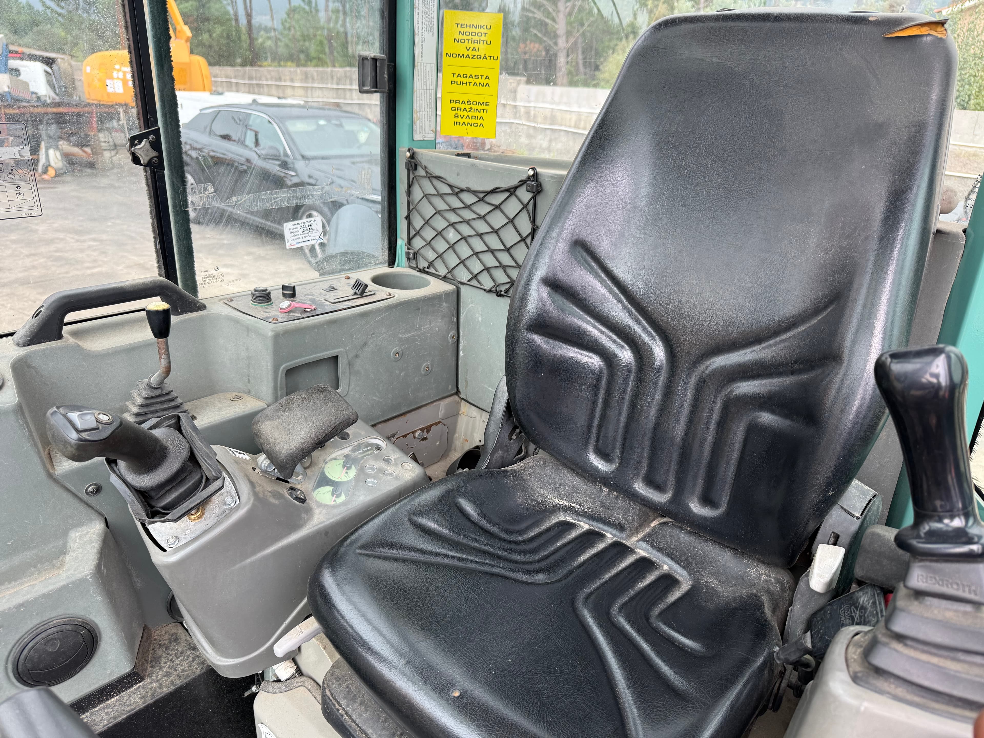 Mini giratória YANMAR Vio 33 — imagem 5