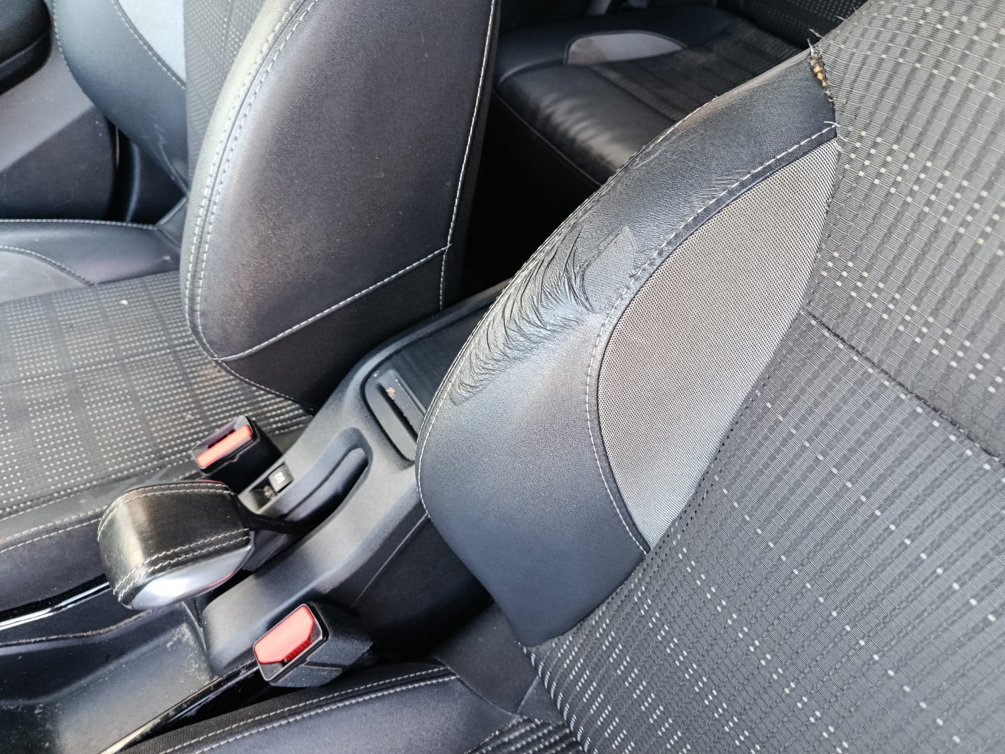 Peugeot 2008 · Ano 2017 — image 19