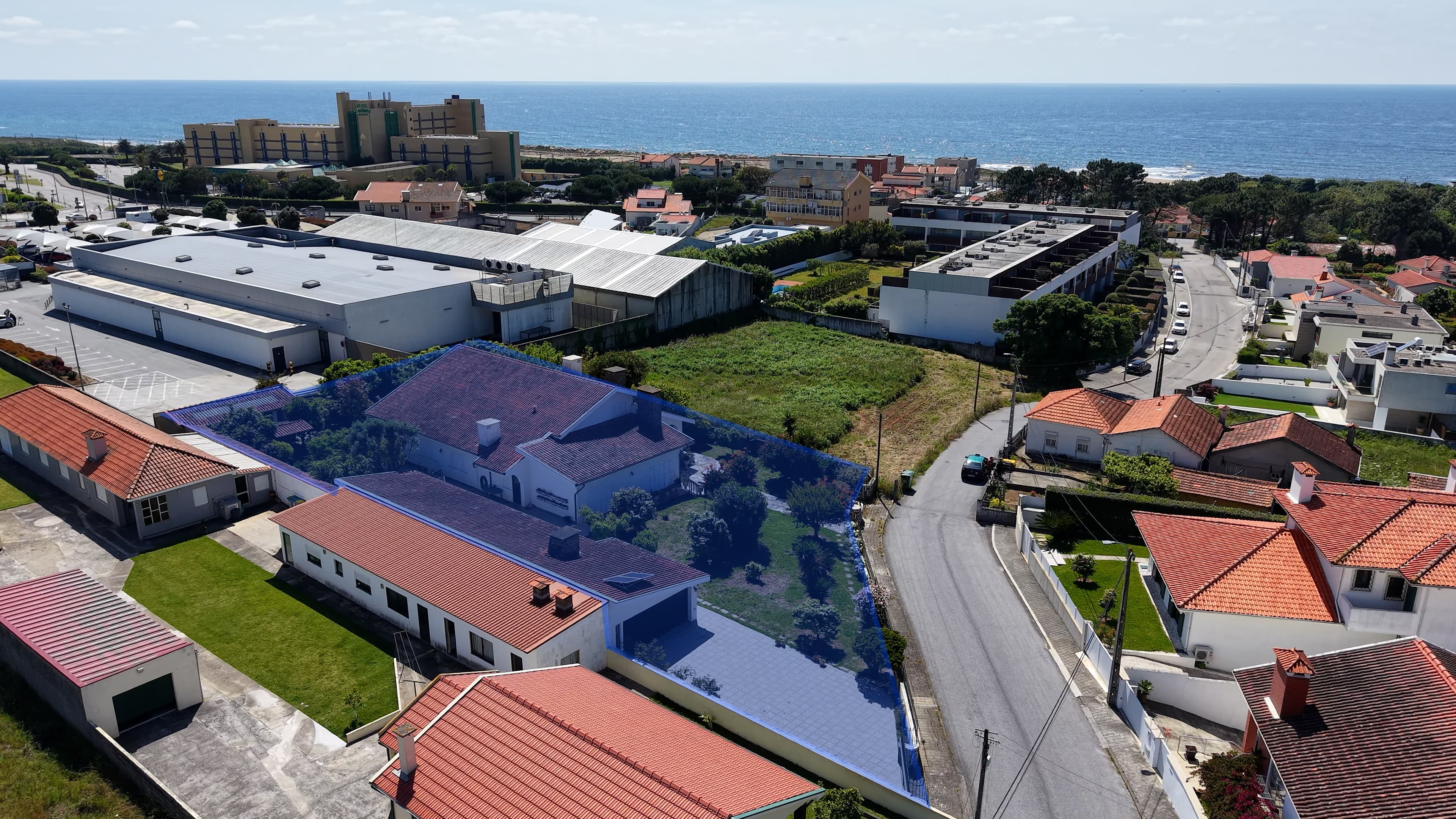 Moradia V9 com 2 entradas independentes · São Félix da Marinha, Vila Nova de Gaia — image 1