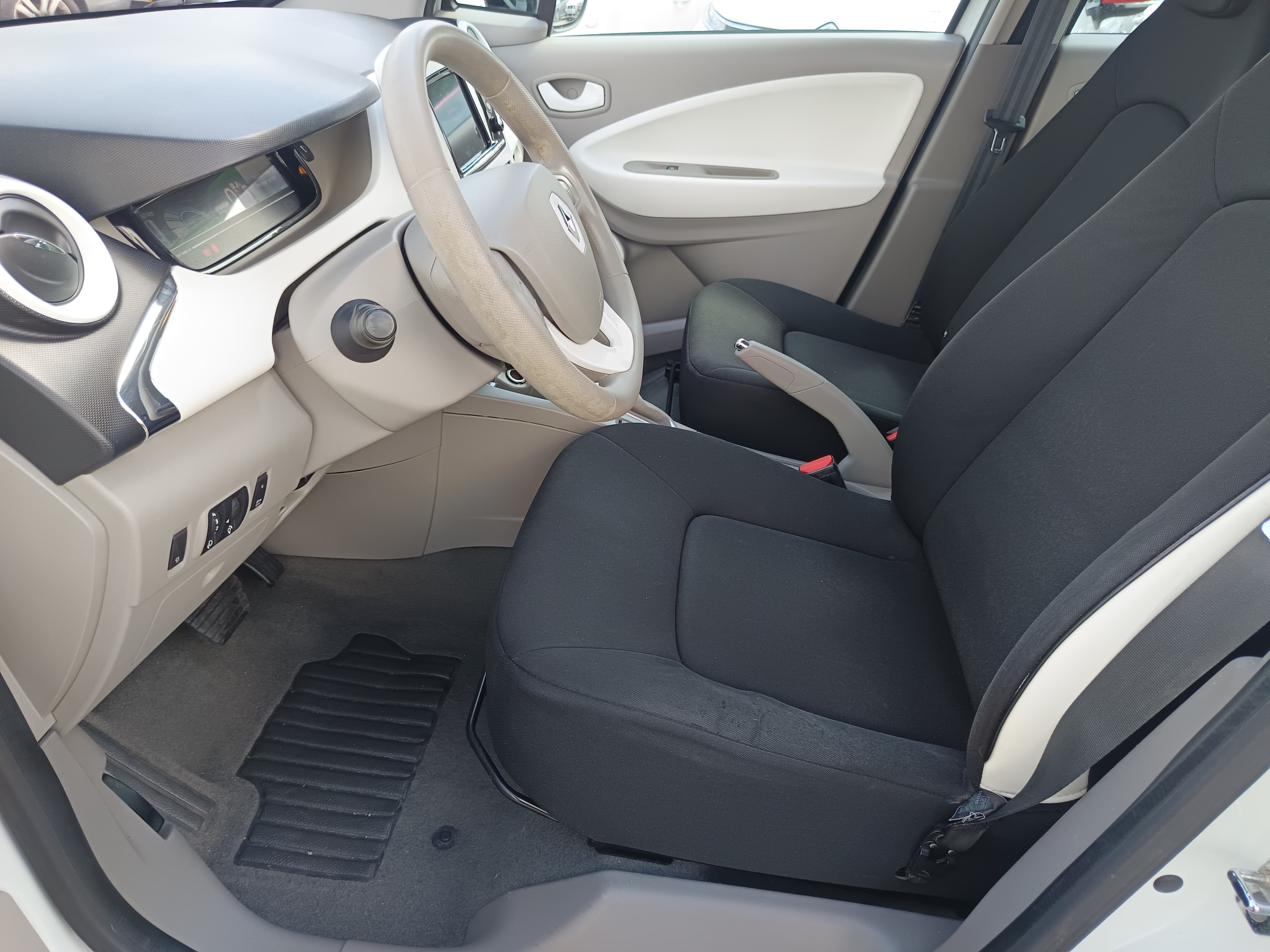 Renault Zoe · Ano 2015 — imagem 32