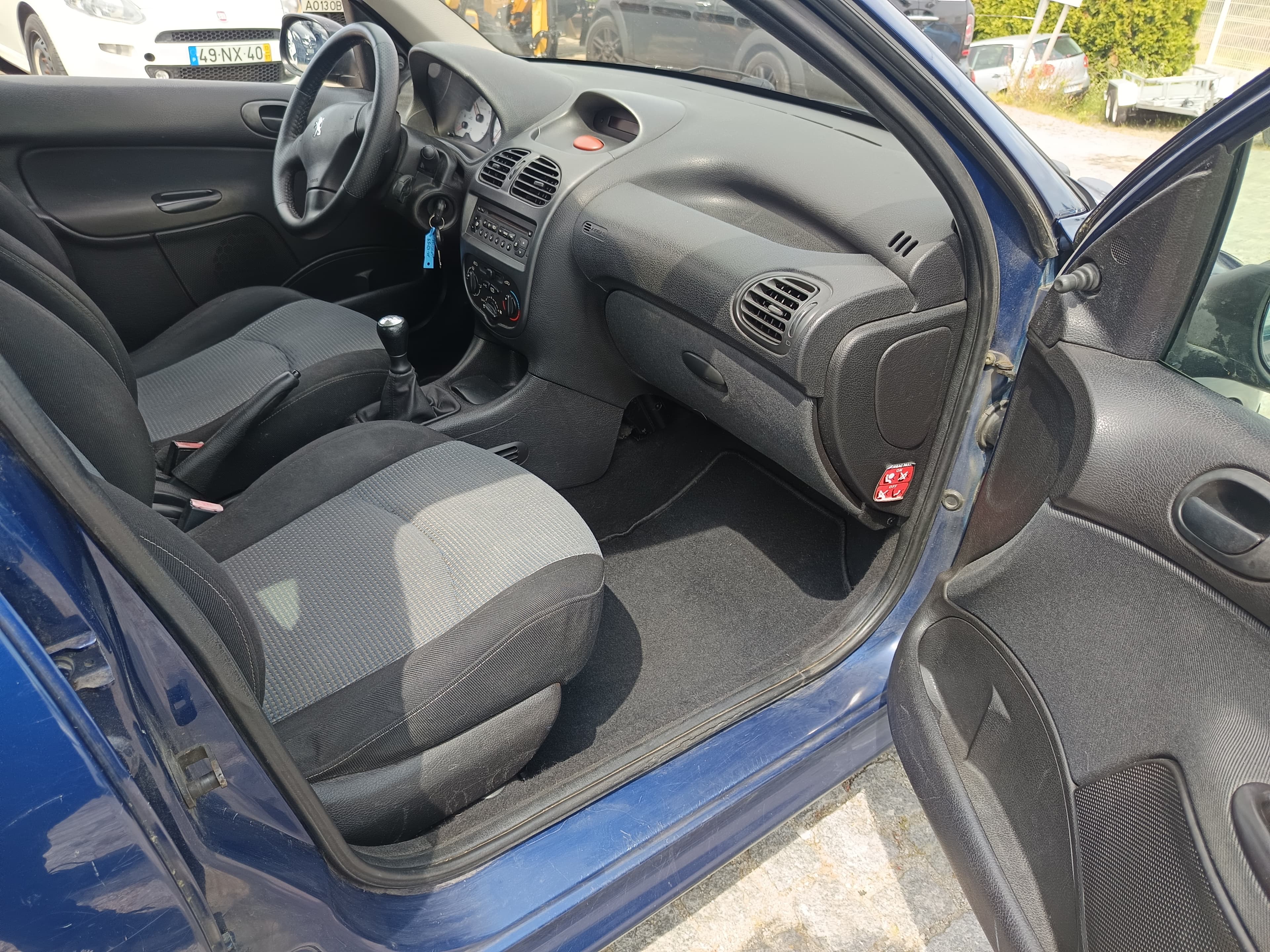 Peugeot 208 · Ano 2003 — imagen 23