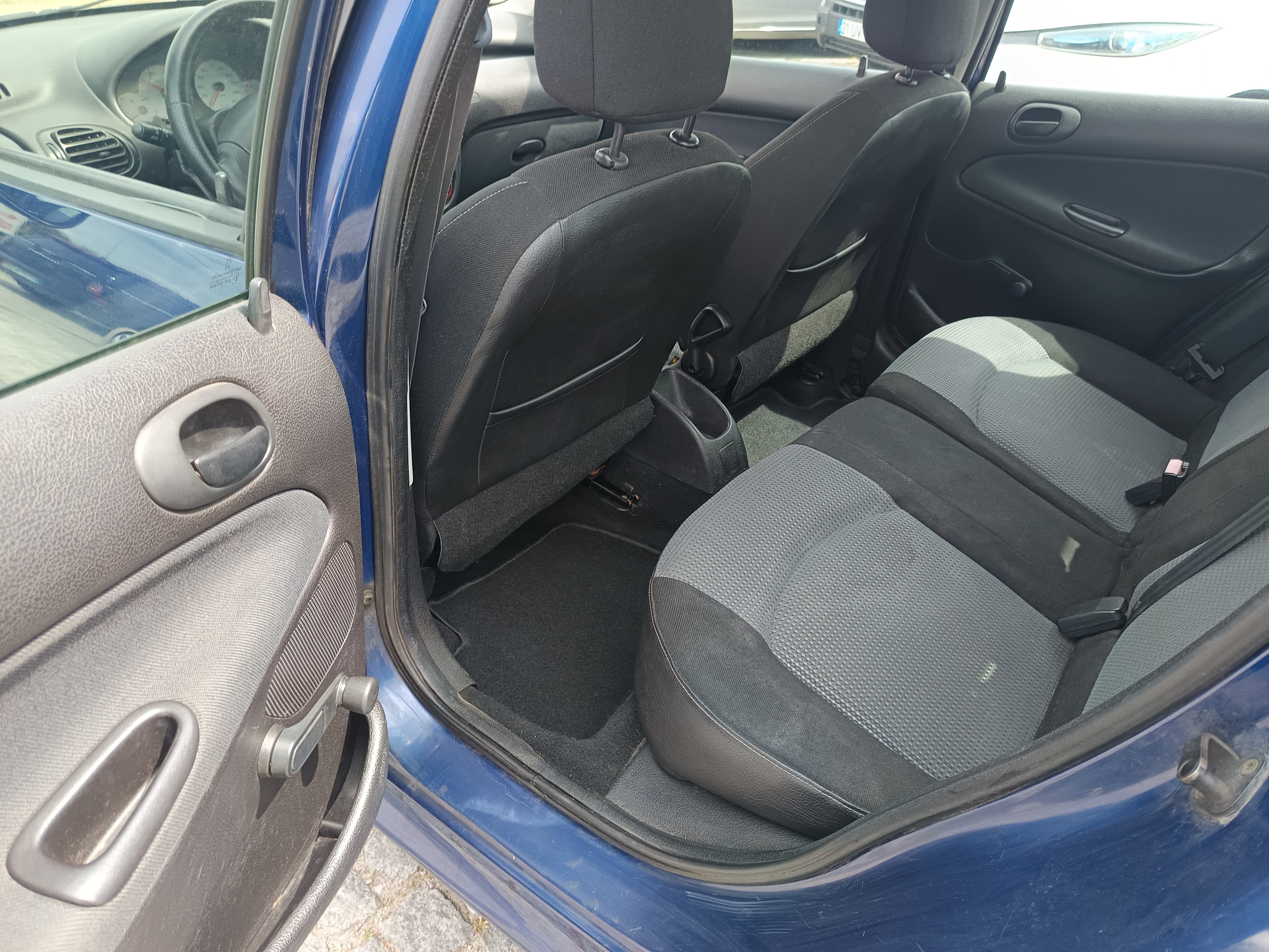 Peugeot 208 · Ano 2003 — imagen 26