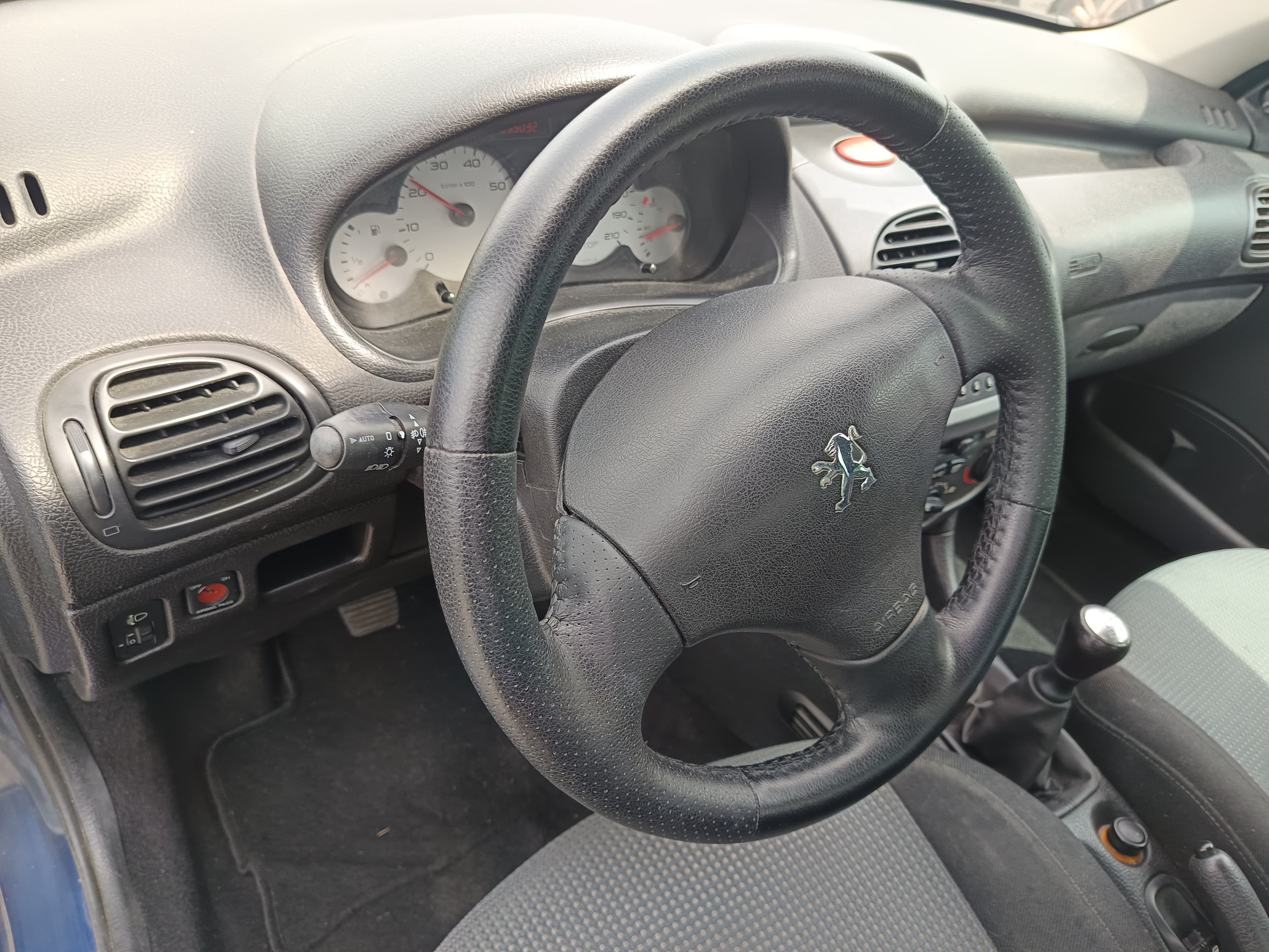 Peugeot 208 · Ano 2003 — imagen 33