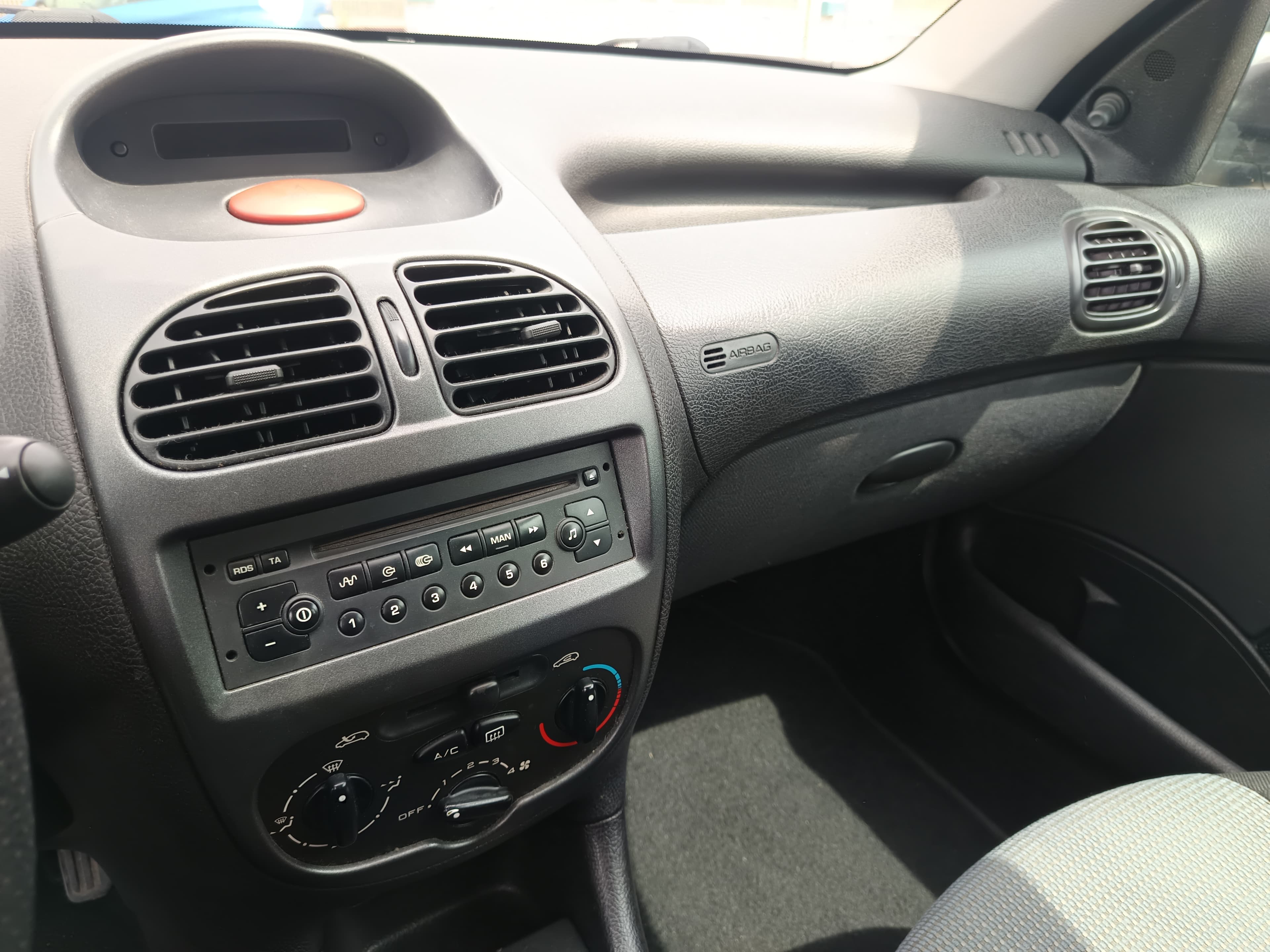 Peugeot 208 · Ano 2003 — imagen 34