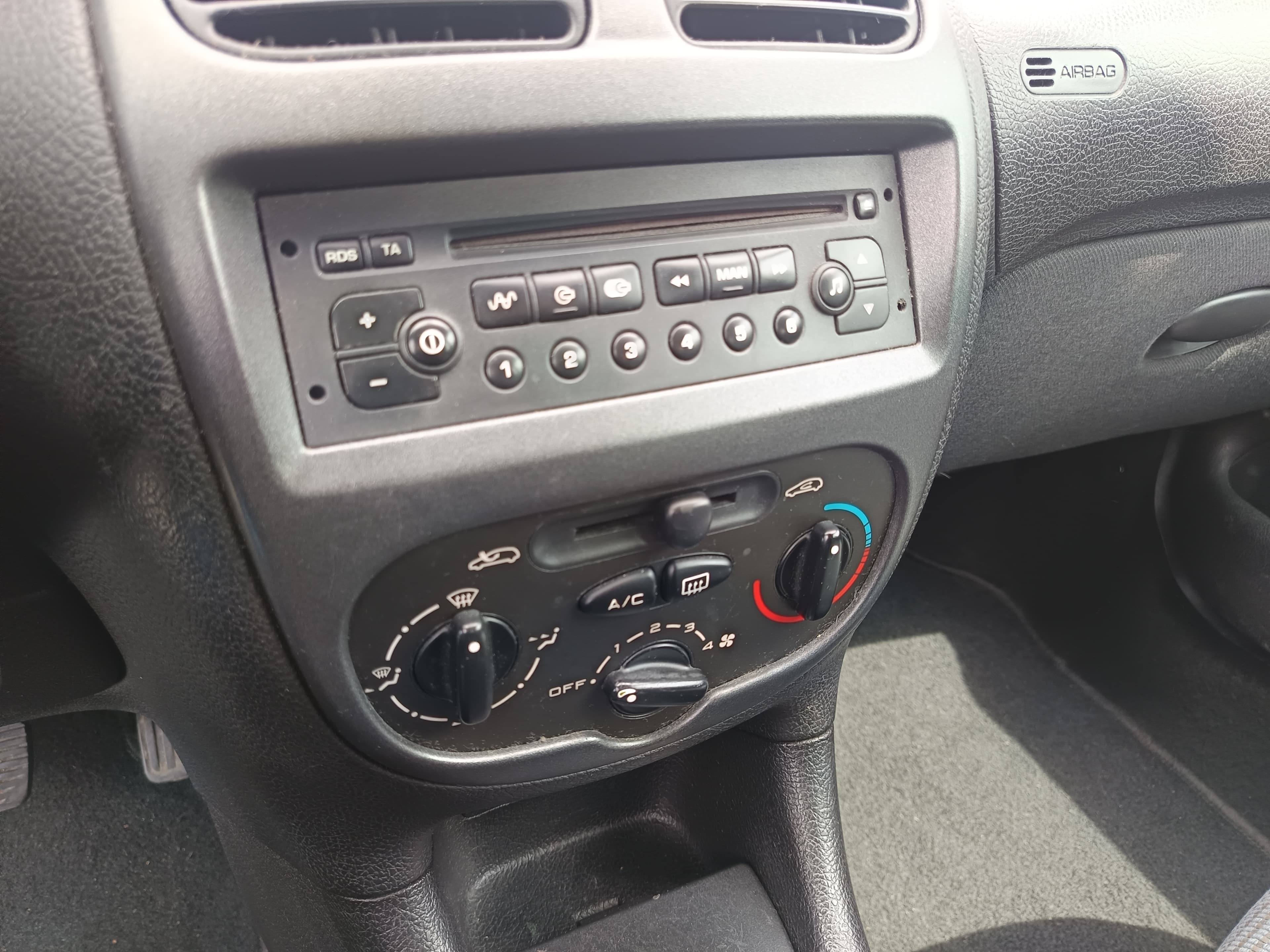 Peugeot 208 · Ano 2003 — imagen 35
