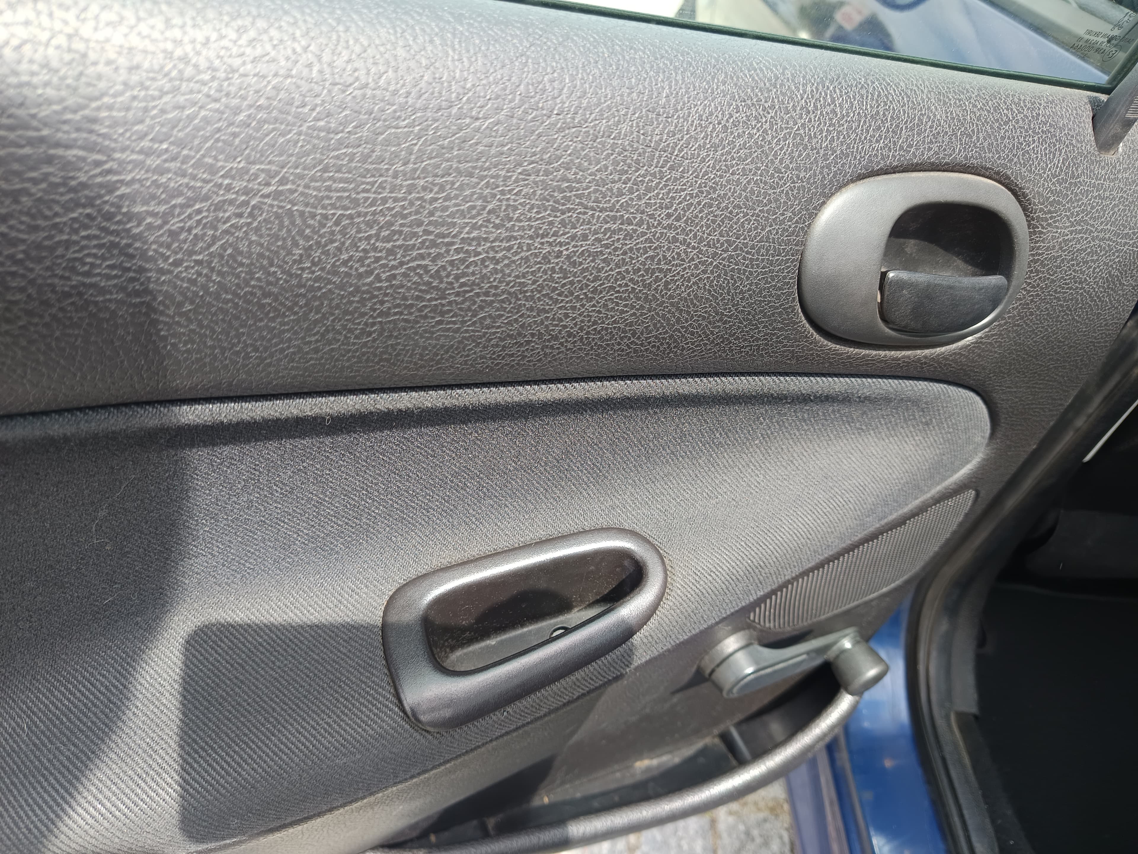 Peugeot 208 · Ano 2003 — imagen 27
