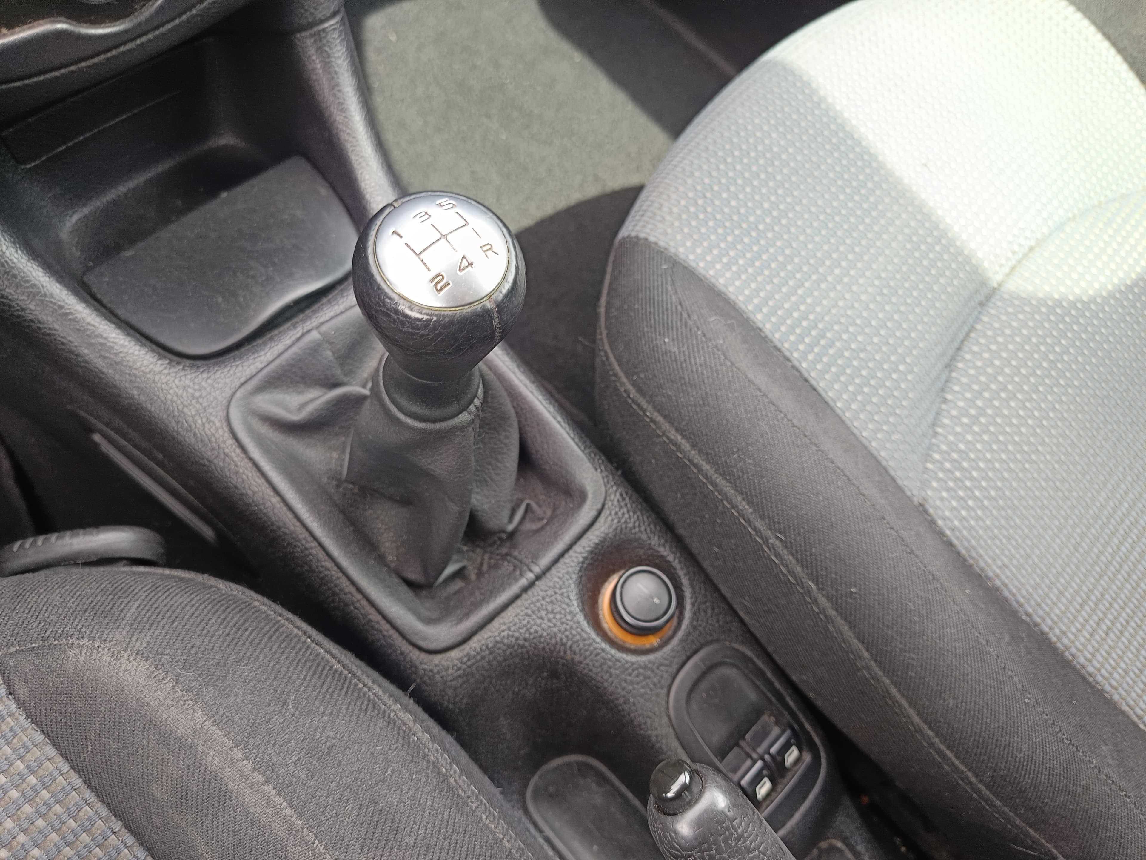 Peugeot 208 · Ano 2003 — imagen 36