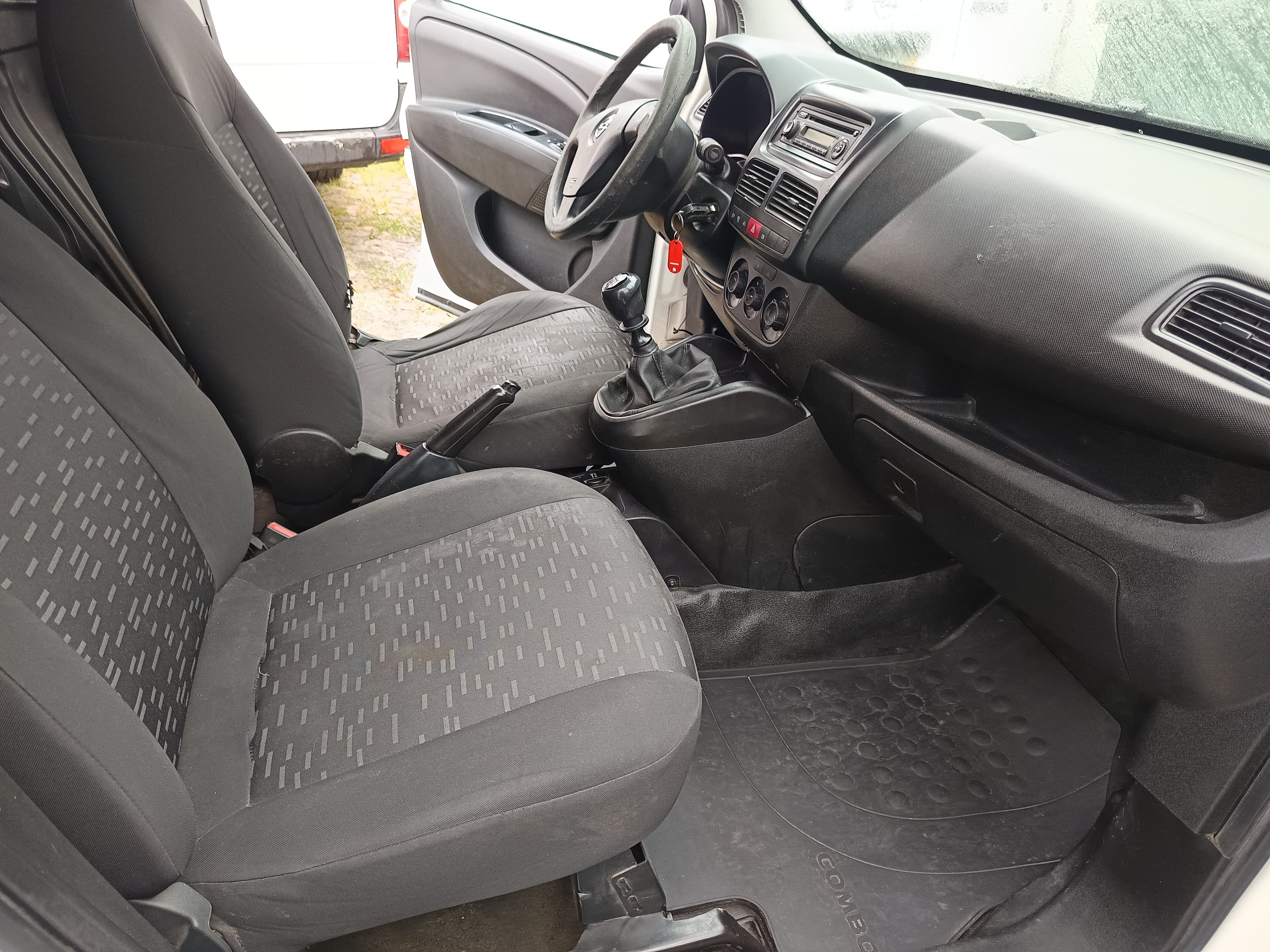 Opel Combo · Ano 2016 — imagem 28