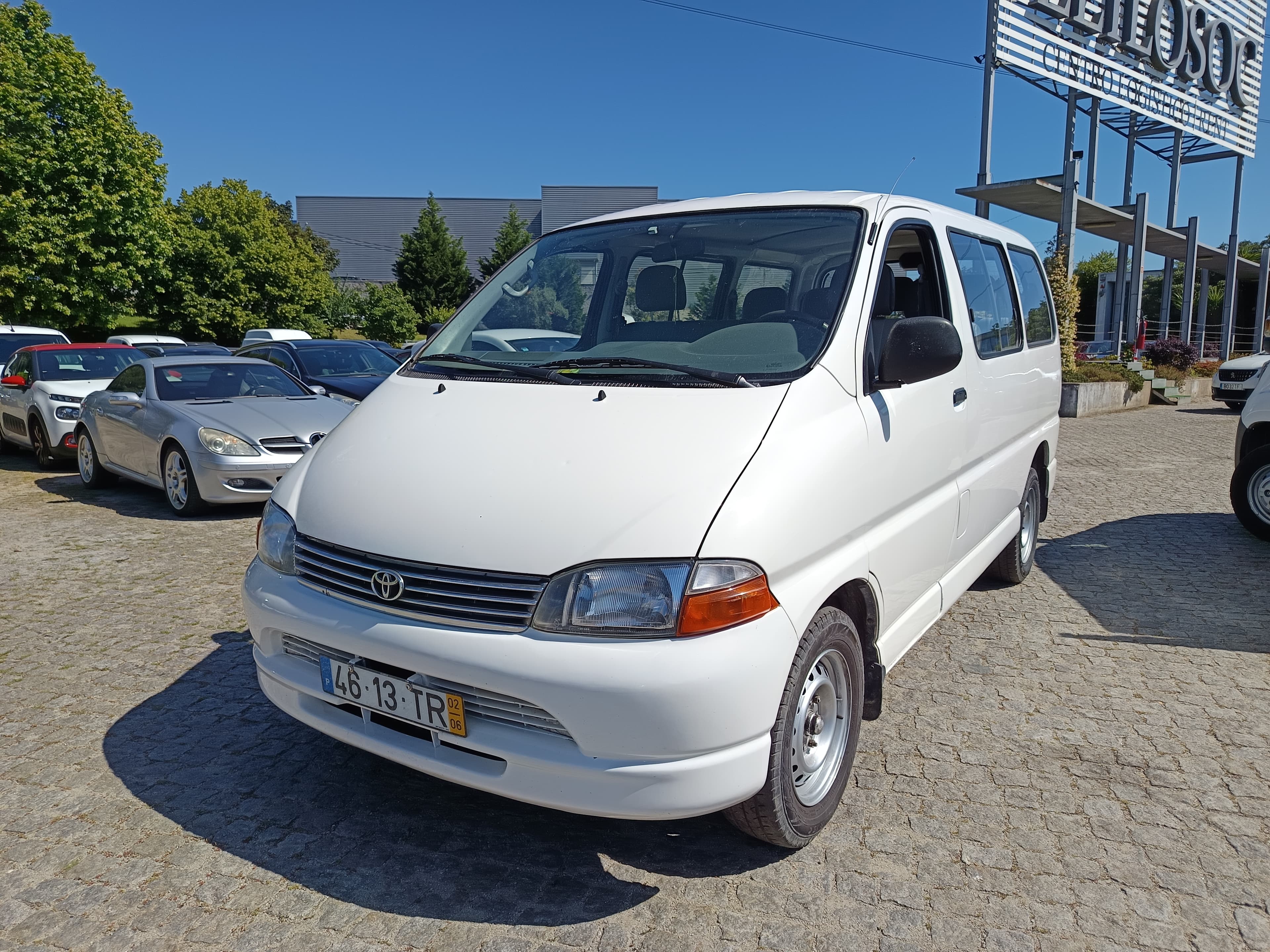 Toyota Hiace · 9 Lugares · Ano 2002 — imagem 1