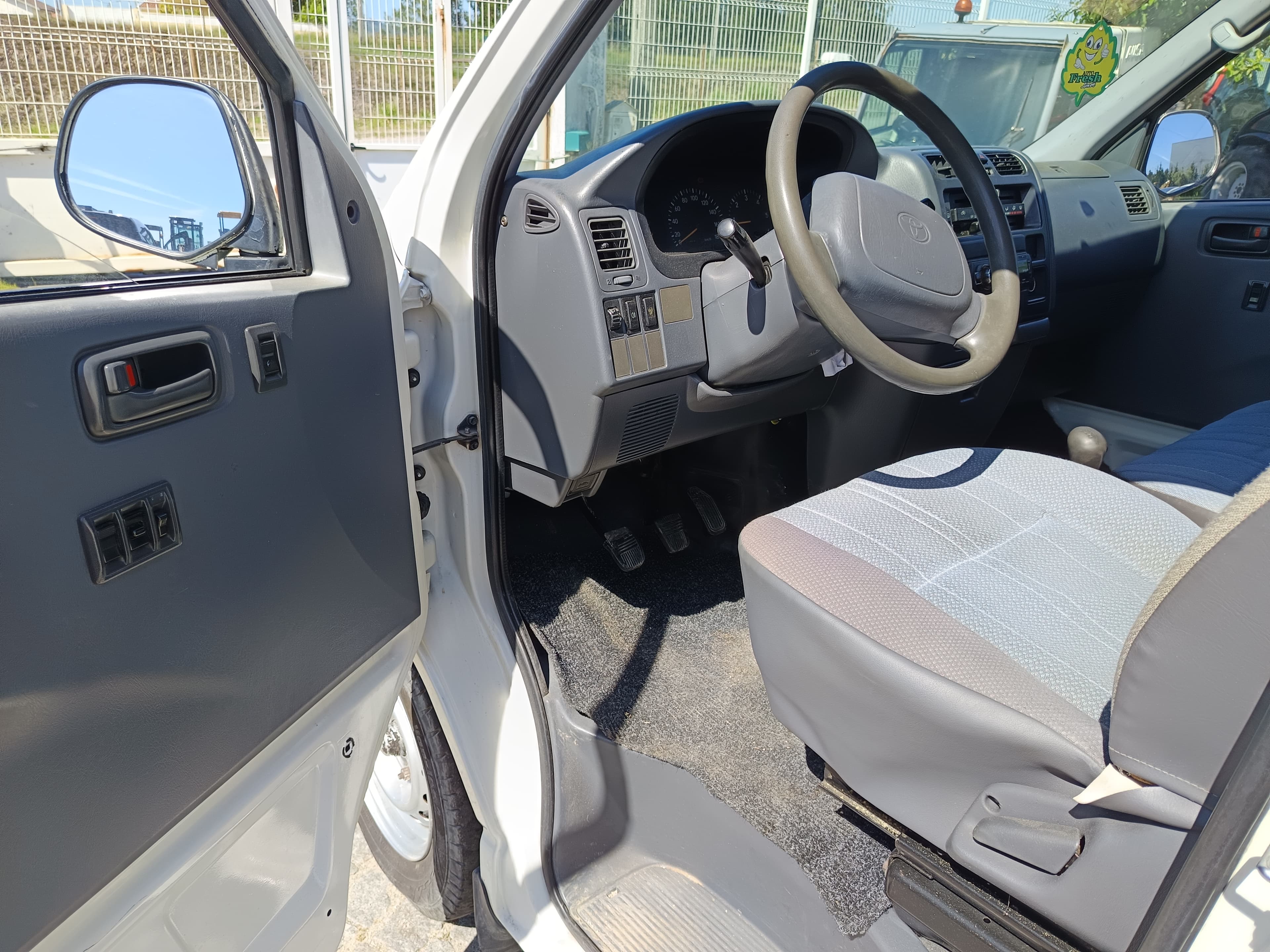 Toyota Hiace · 9 Lugares · Ano 2002 — imagem 23