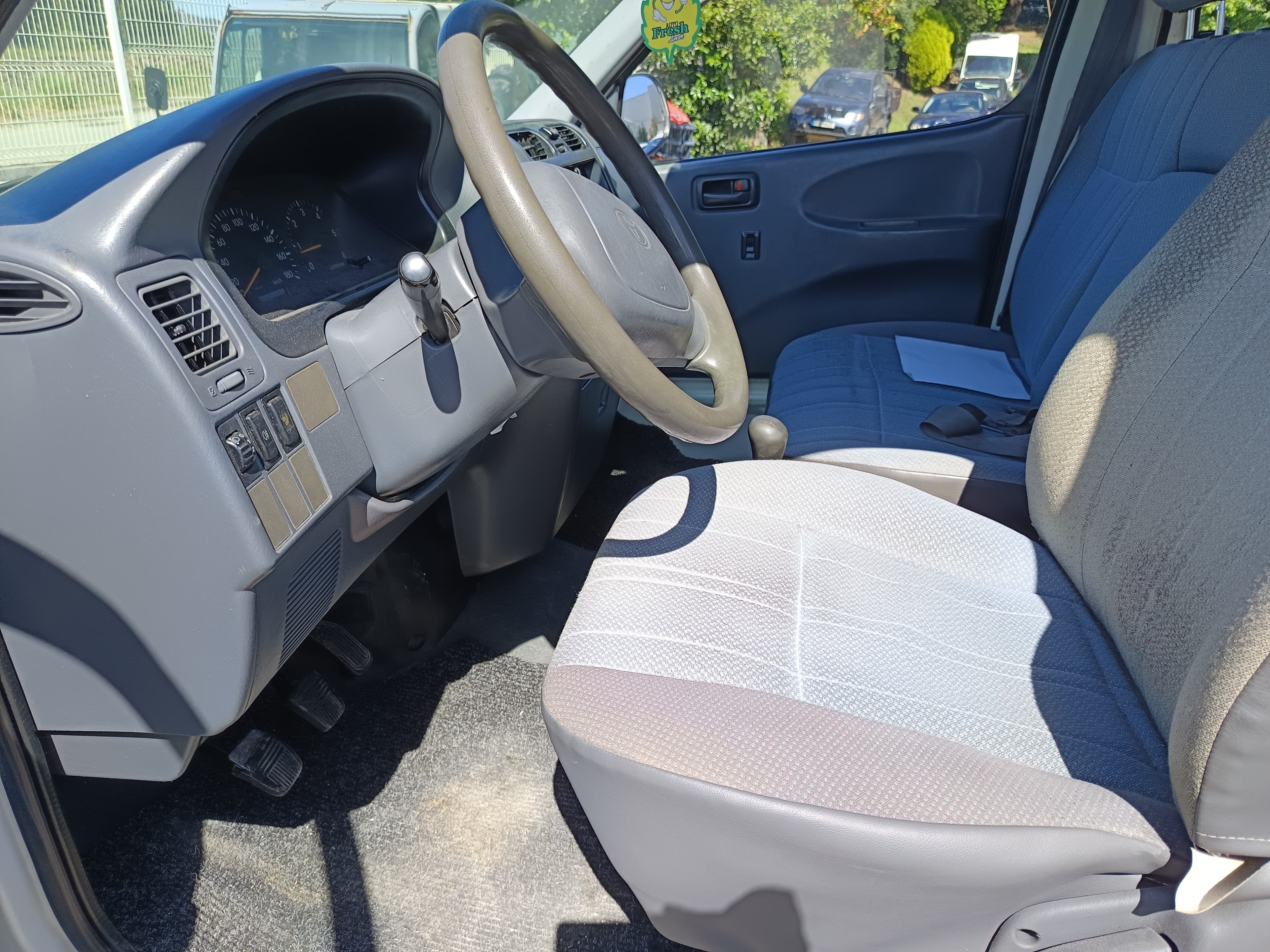 Toyota Hiace · 9 Lugares · Ano 2002 — imagem 25