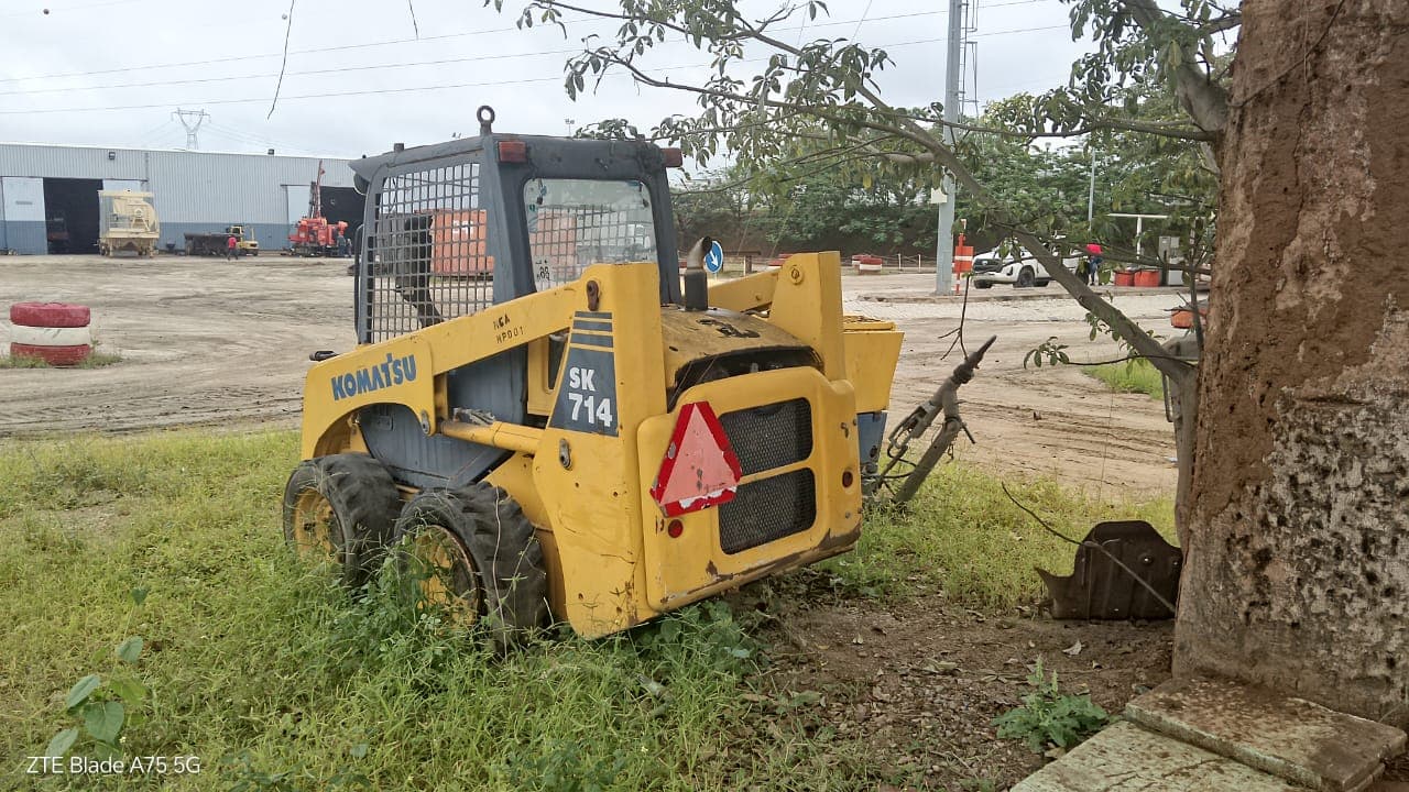 Mini Pá Komatsu SK714 — imagen 2