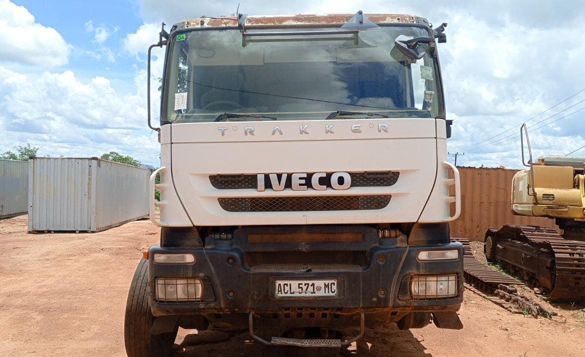 Camião Cisterna - Iveco TRAKKER — imagen 1