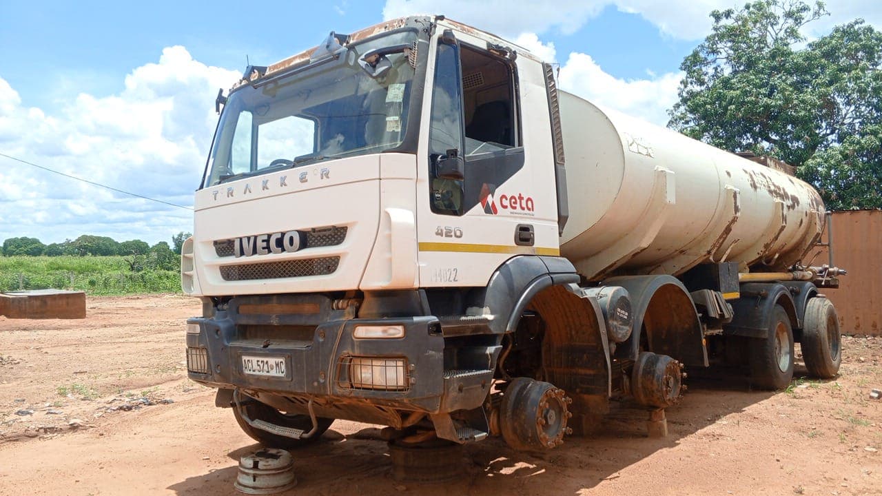 Camião Cisterna - Iveco TRAKKER — imagen 2