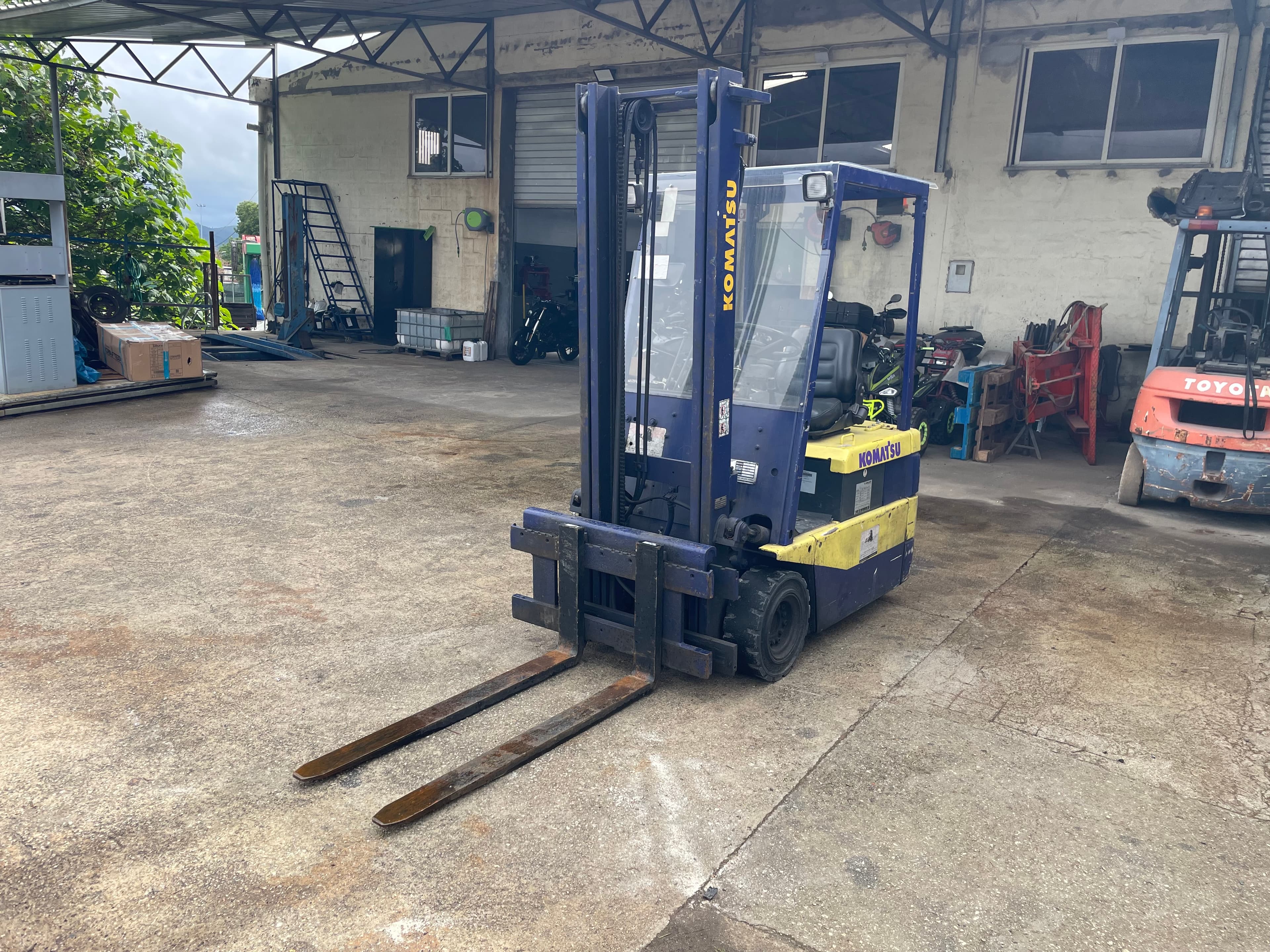 Empilhador elétrico Komatsu FB13
