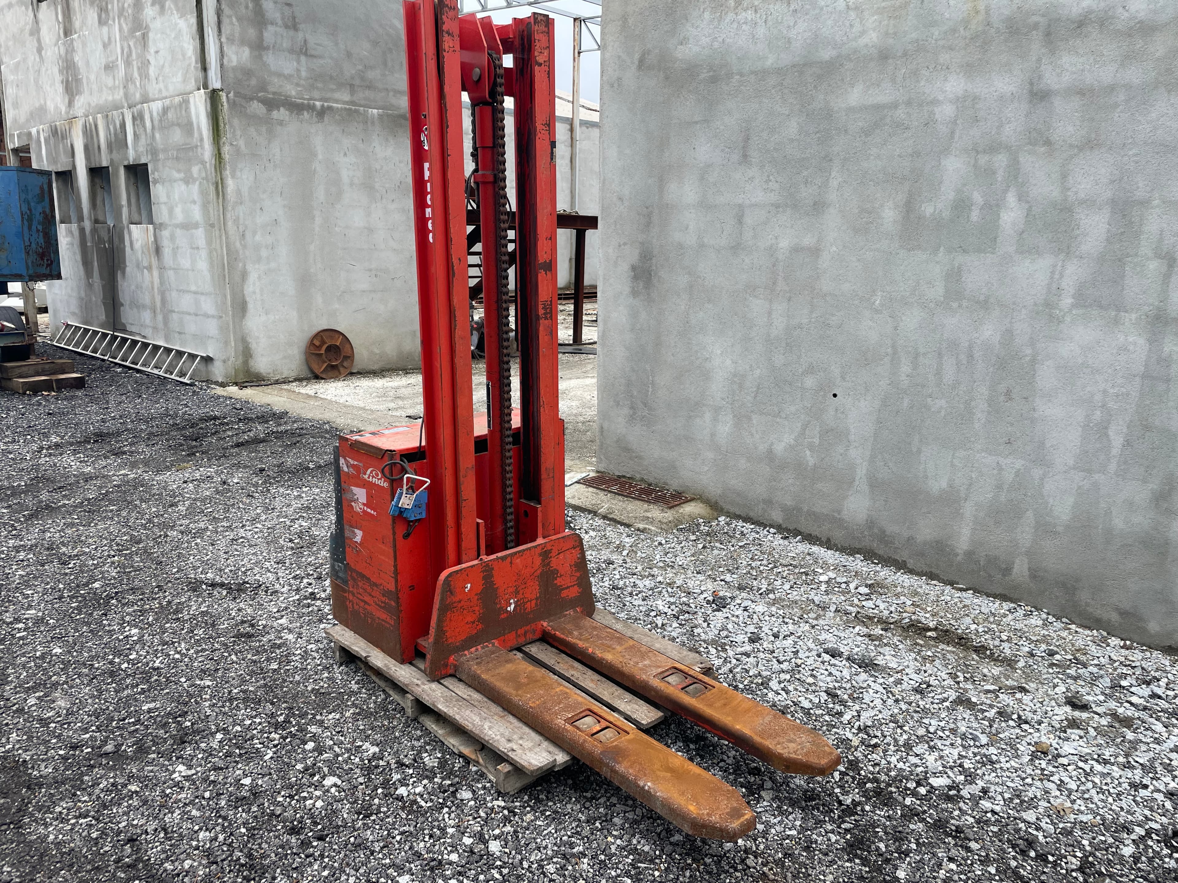 Stacker Linde L12 — imagen 1