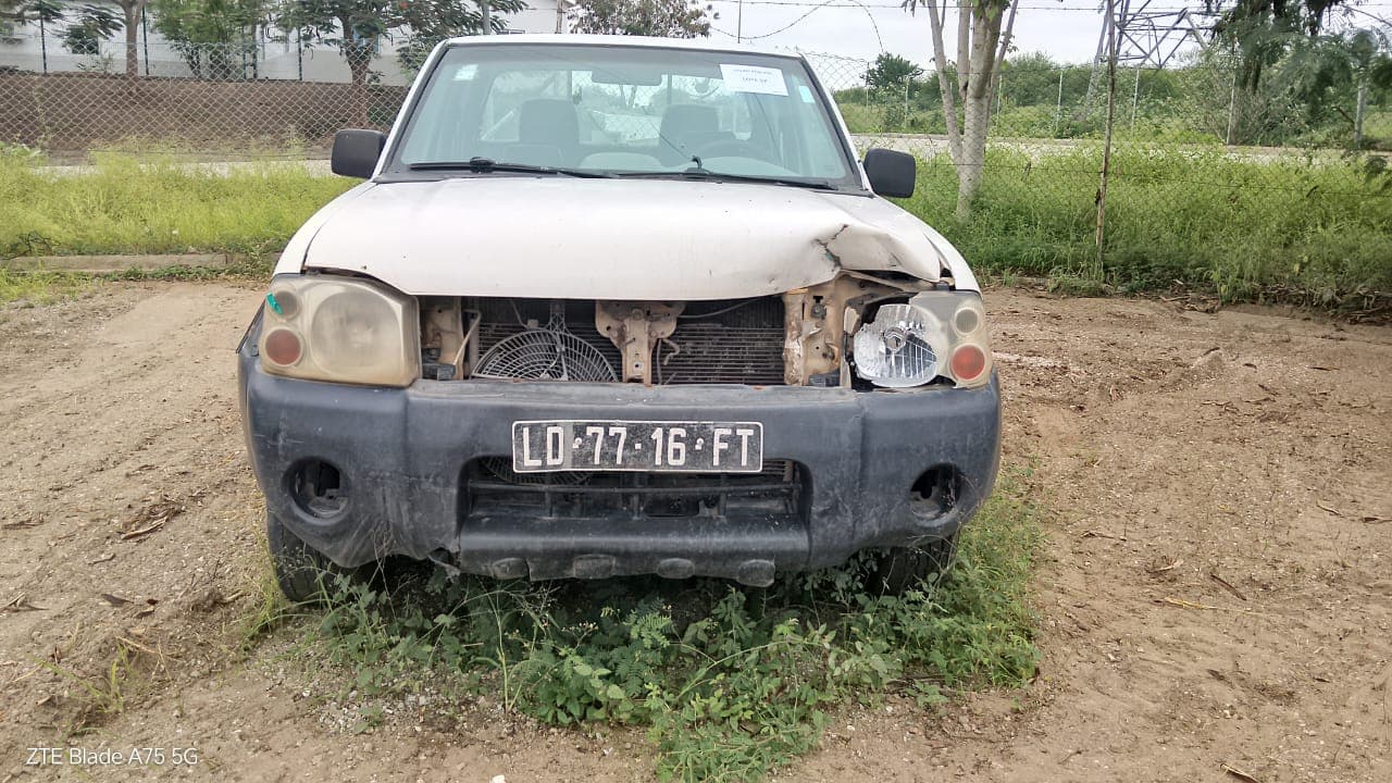 Véhicule léger Nissan Hardbody CD — image 3