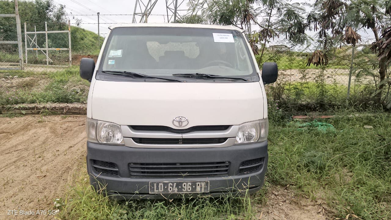Vehículo ligero de pasajeros Toyota Hiace — imagen 2