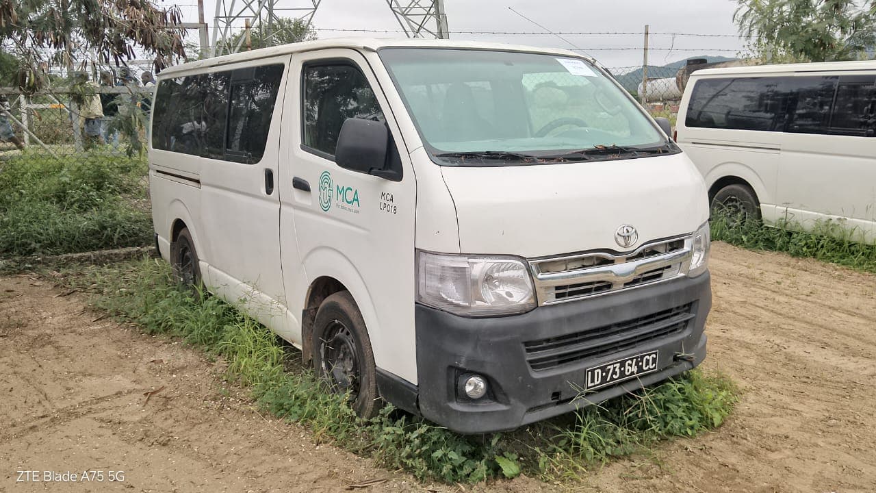 Véhicule léger Passagers Toyota Hiace — image 2