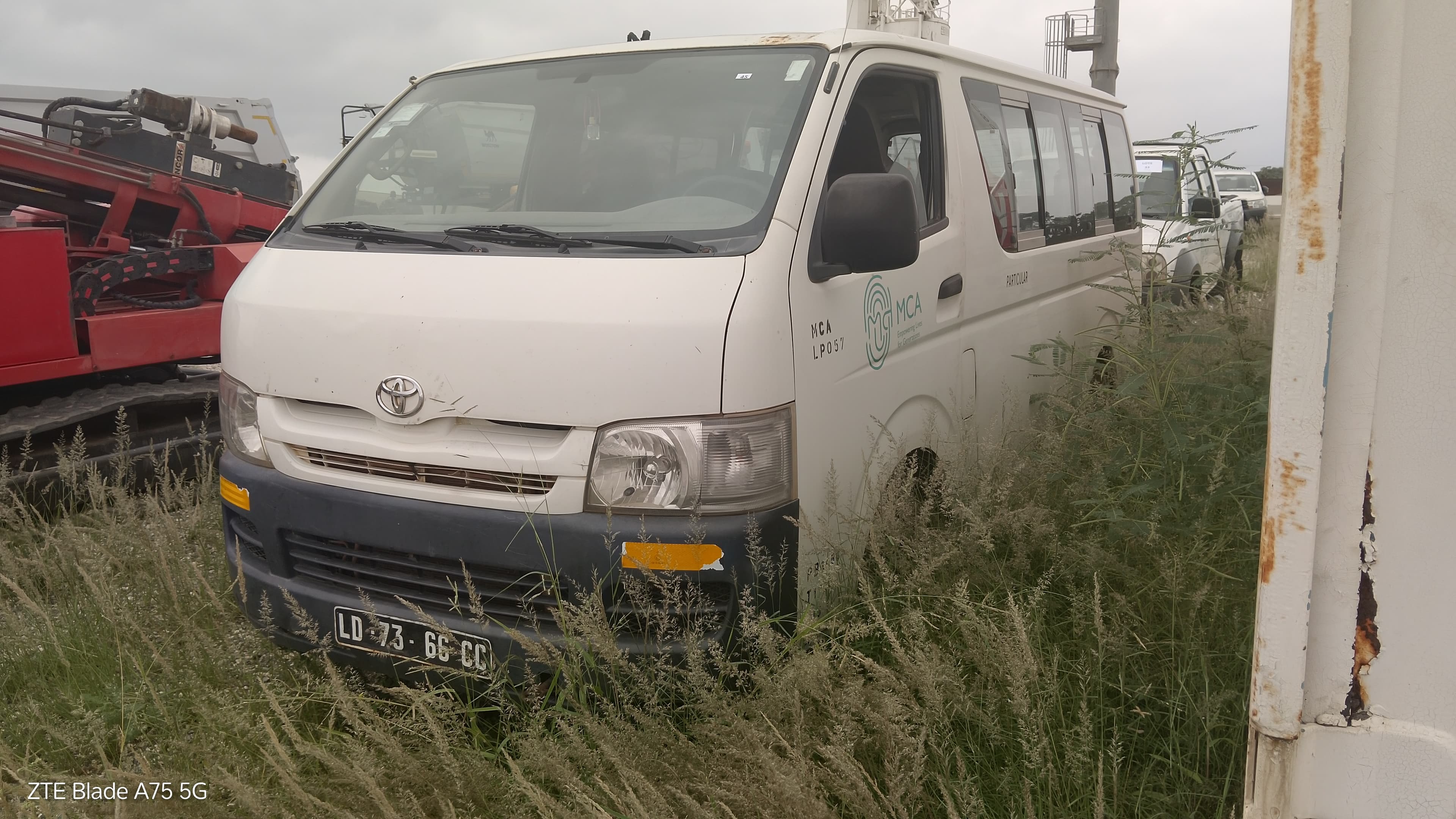 Vehículo ligero de pasajeros Toyota Hiace — imagen 2