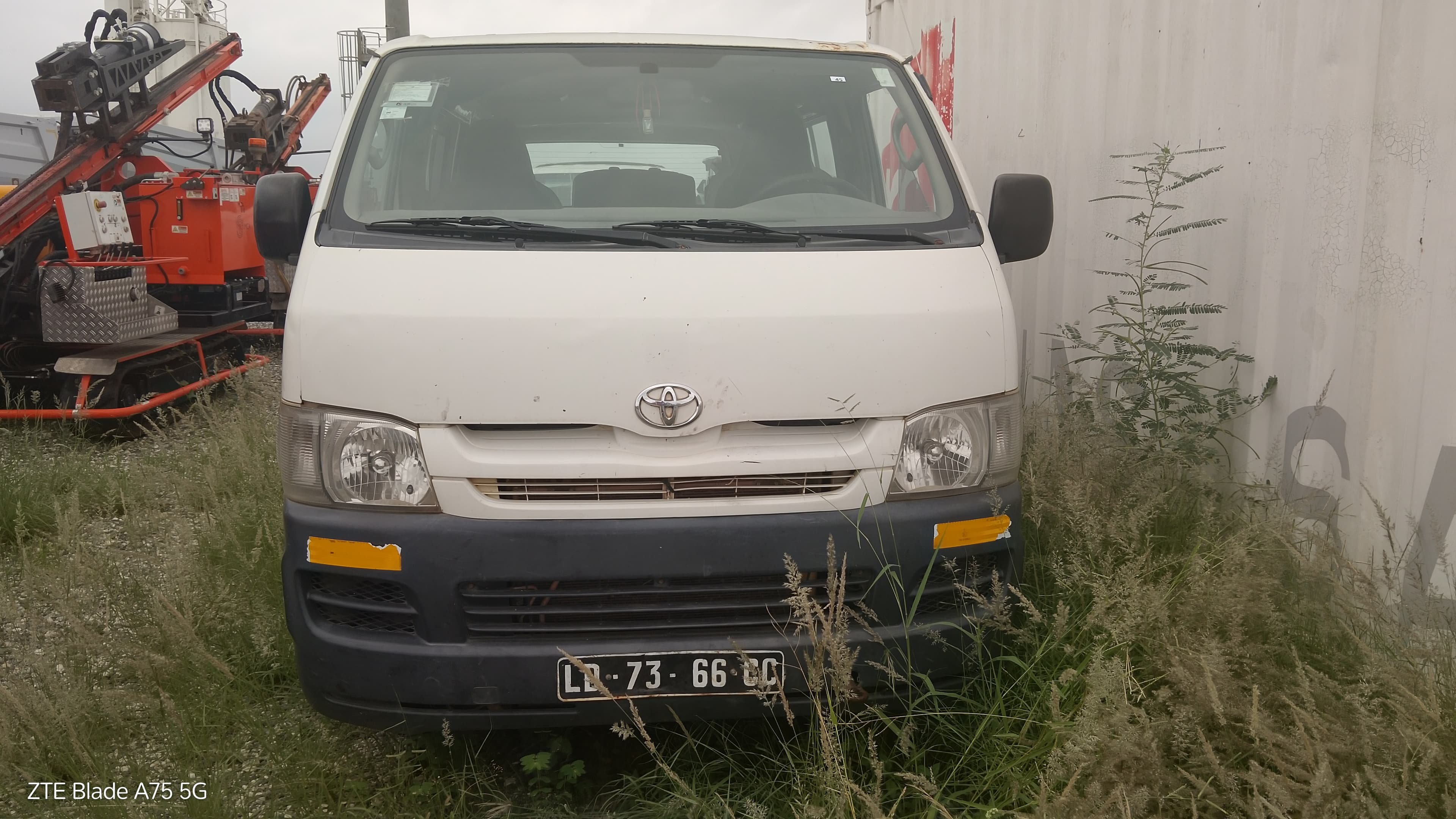 Vehículo ligero de pasajeros Toyota Hiace — imagen 3