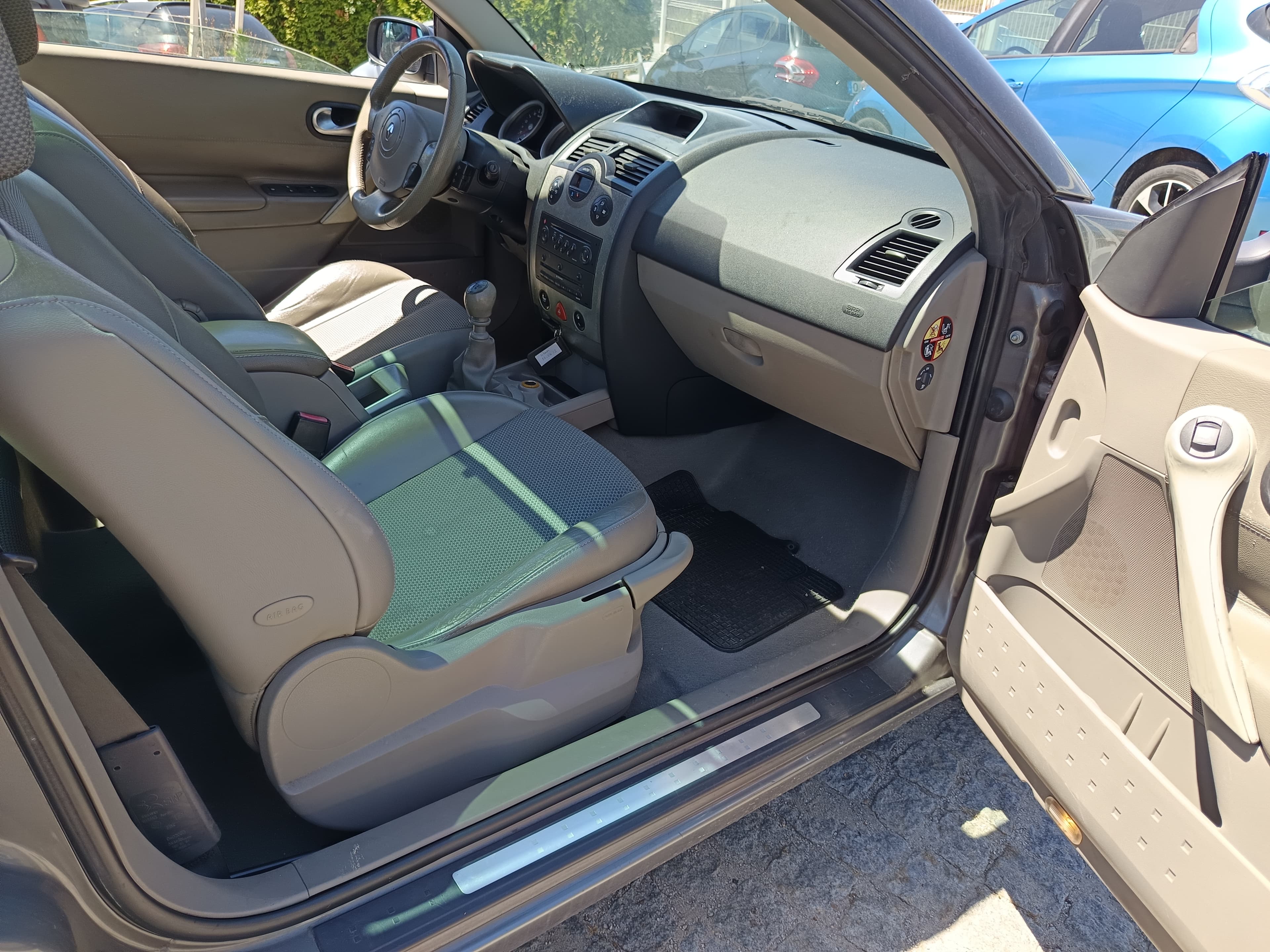 Renault Megáne Cabrio · Ano 2004 — image 24