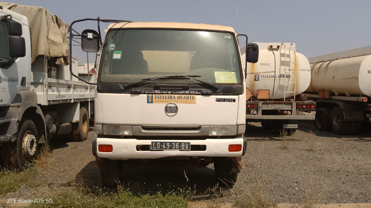 Camião cist. água 10m3 Nissan PKC210 — image 3