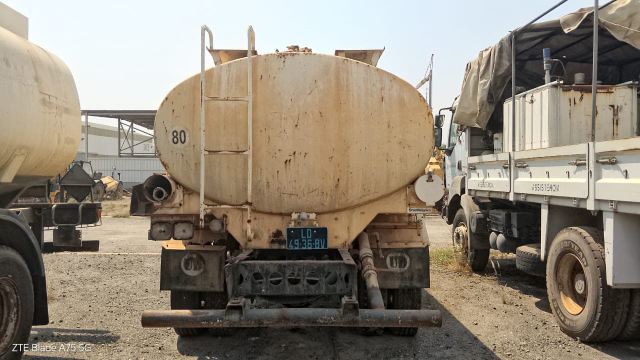 Camião cist. água 10m3 Nissan PKC210 — image 6
