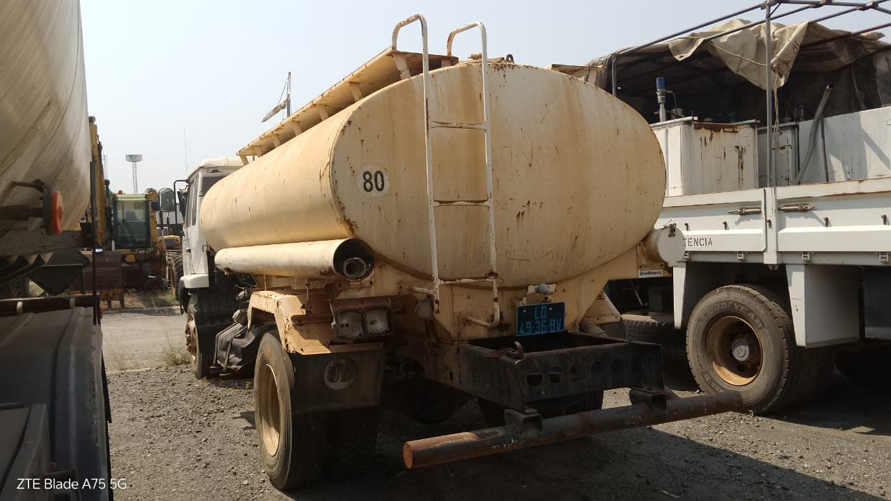 Camião cist. água 10m3 Nissan PKC210 — image 4