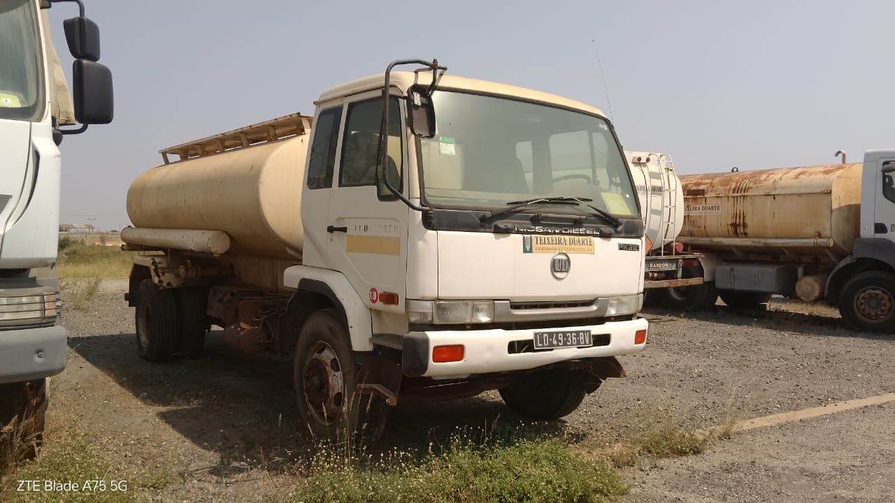Camião cist. água 10m3 Nissan PKC210 — image 2