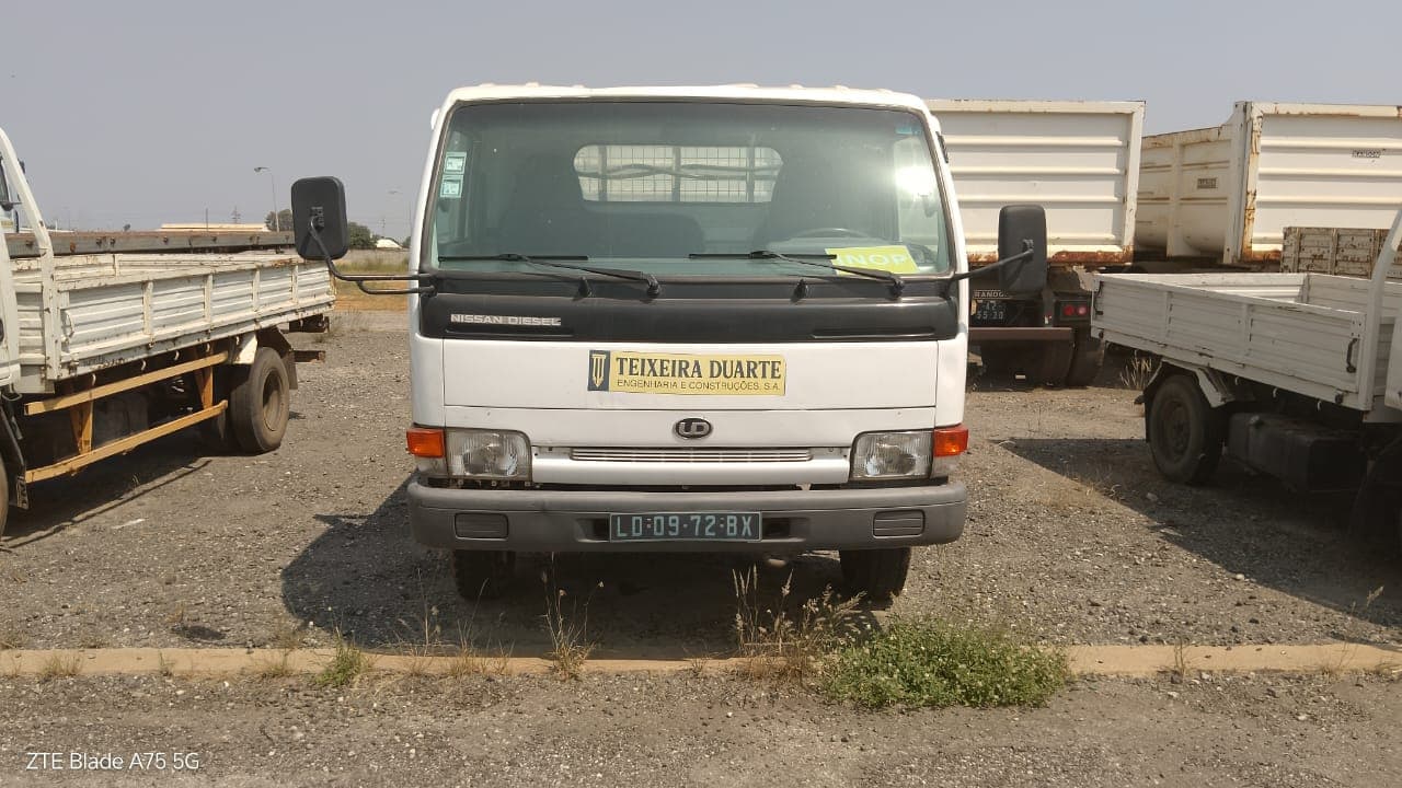 Camião de caixa conv. Nissan Cabstar — imagem 3