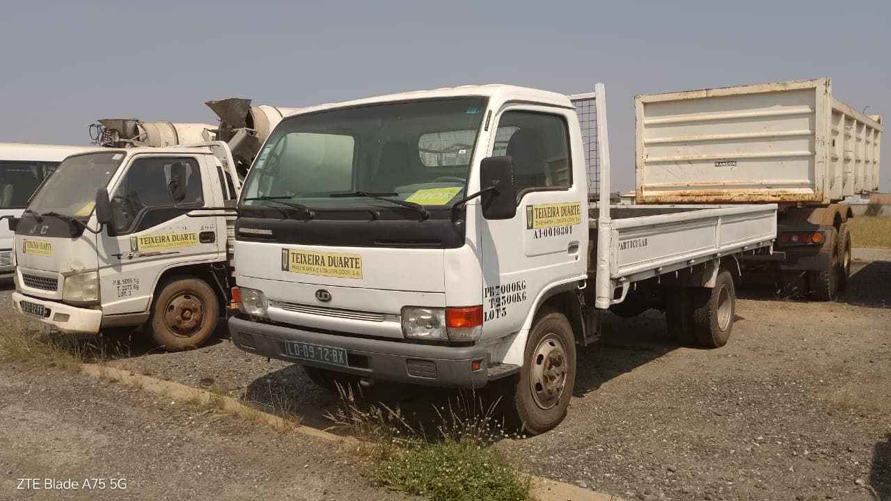 Camião de caixa conv. Nissan Cabstar — imagem 2