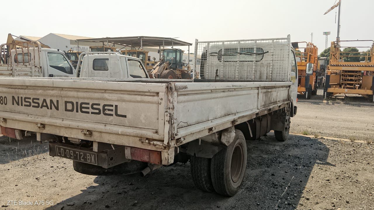 Camião de caixa conv. Nissan Cabstar — imagem 5
