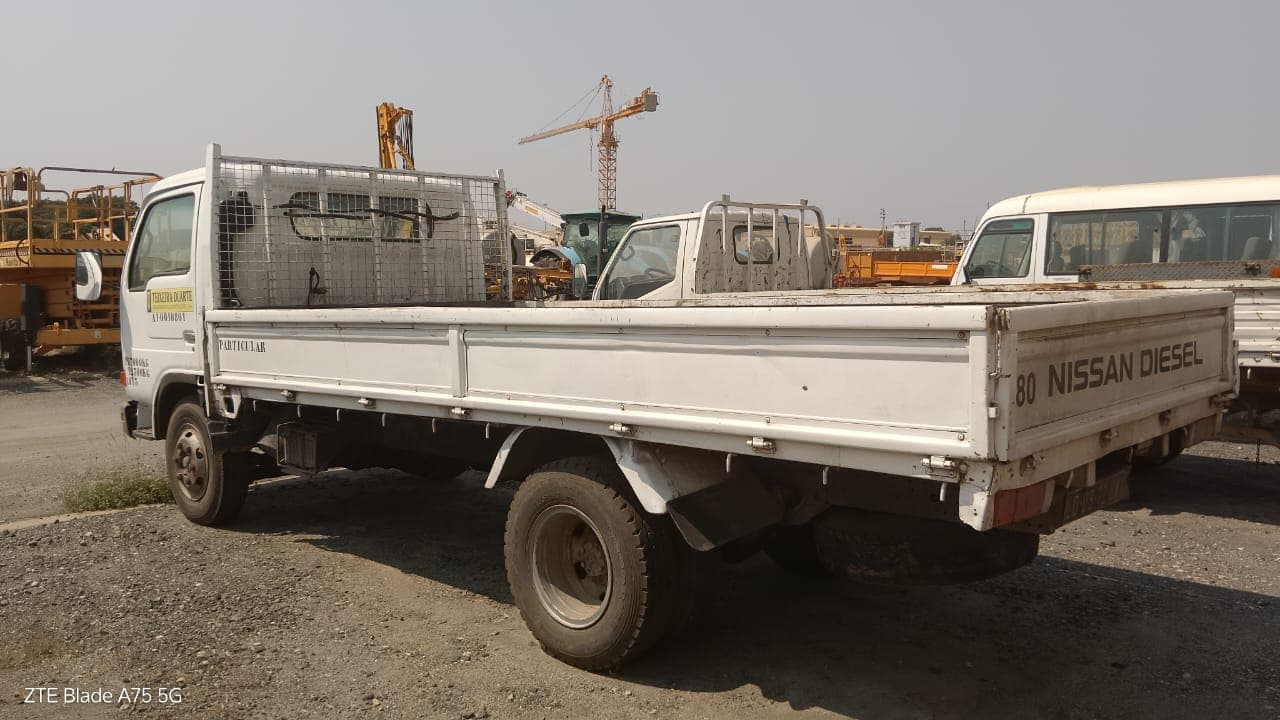Camião de caixa conv. Nissan Cabstar — imagem 4