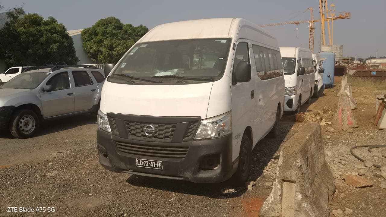 Miniautocarro (15L) Nissan Urvan — image 2