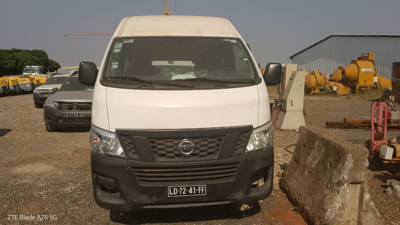 Miniautocarro (15L) Nissan Urvan — image 3