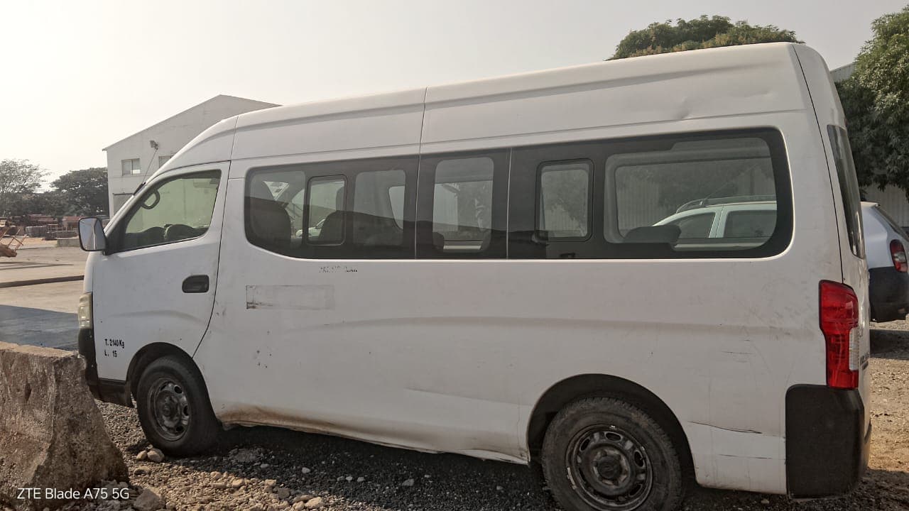 Miniautocarro (15L) Nissan Urvan — image 6