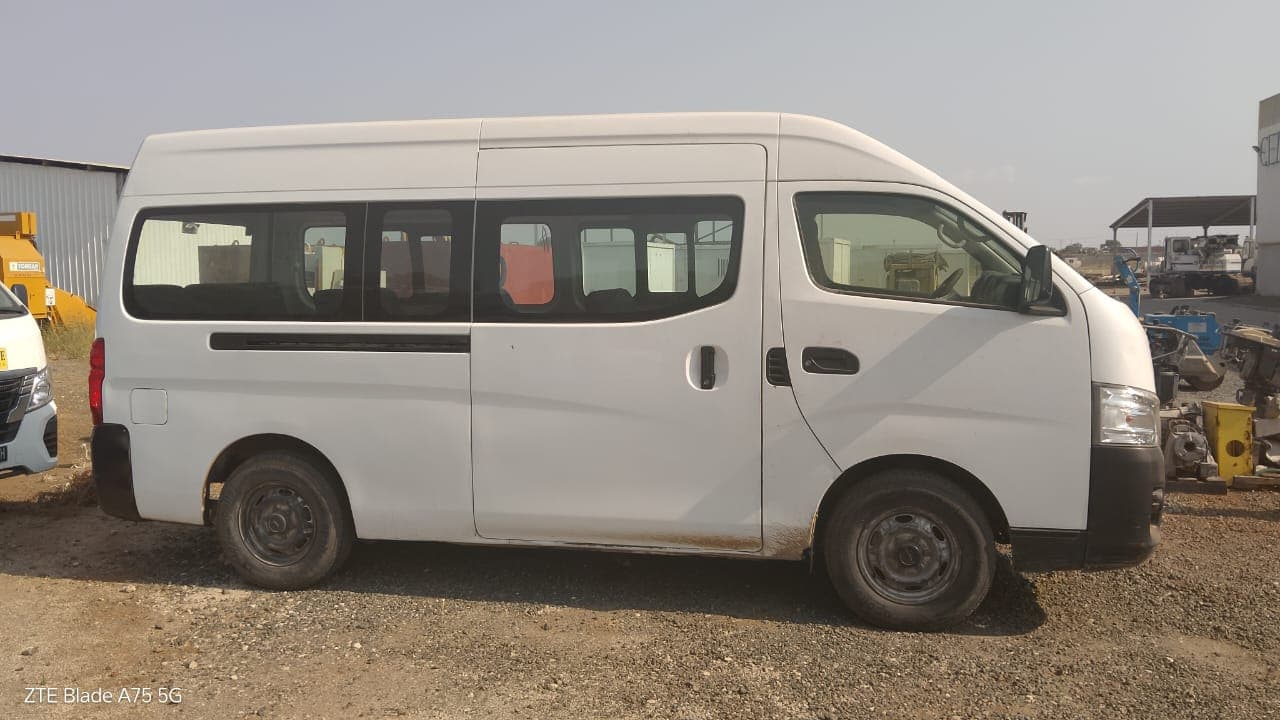 Miniautocarro (15L) Nissan Urvan — image 7