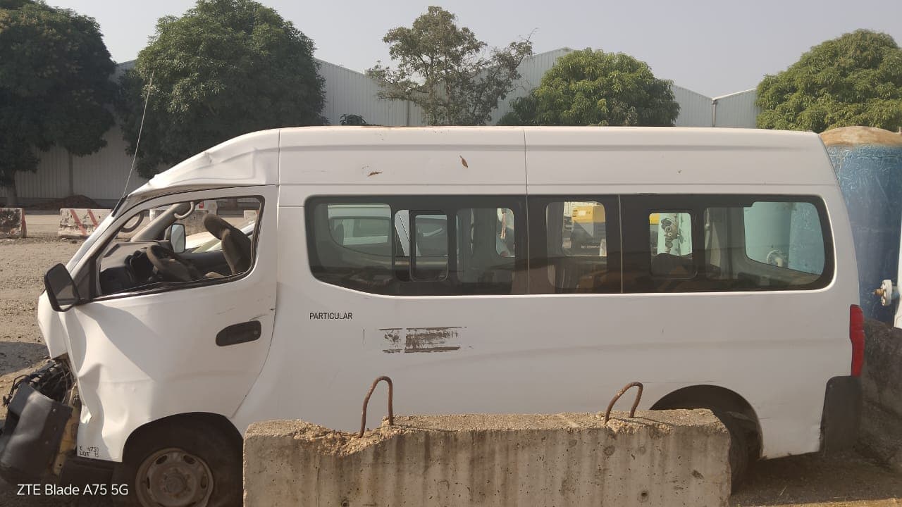 Miniautocarro (15L) Nissan Urvan — image 2