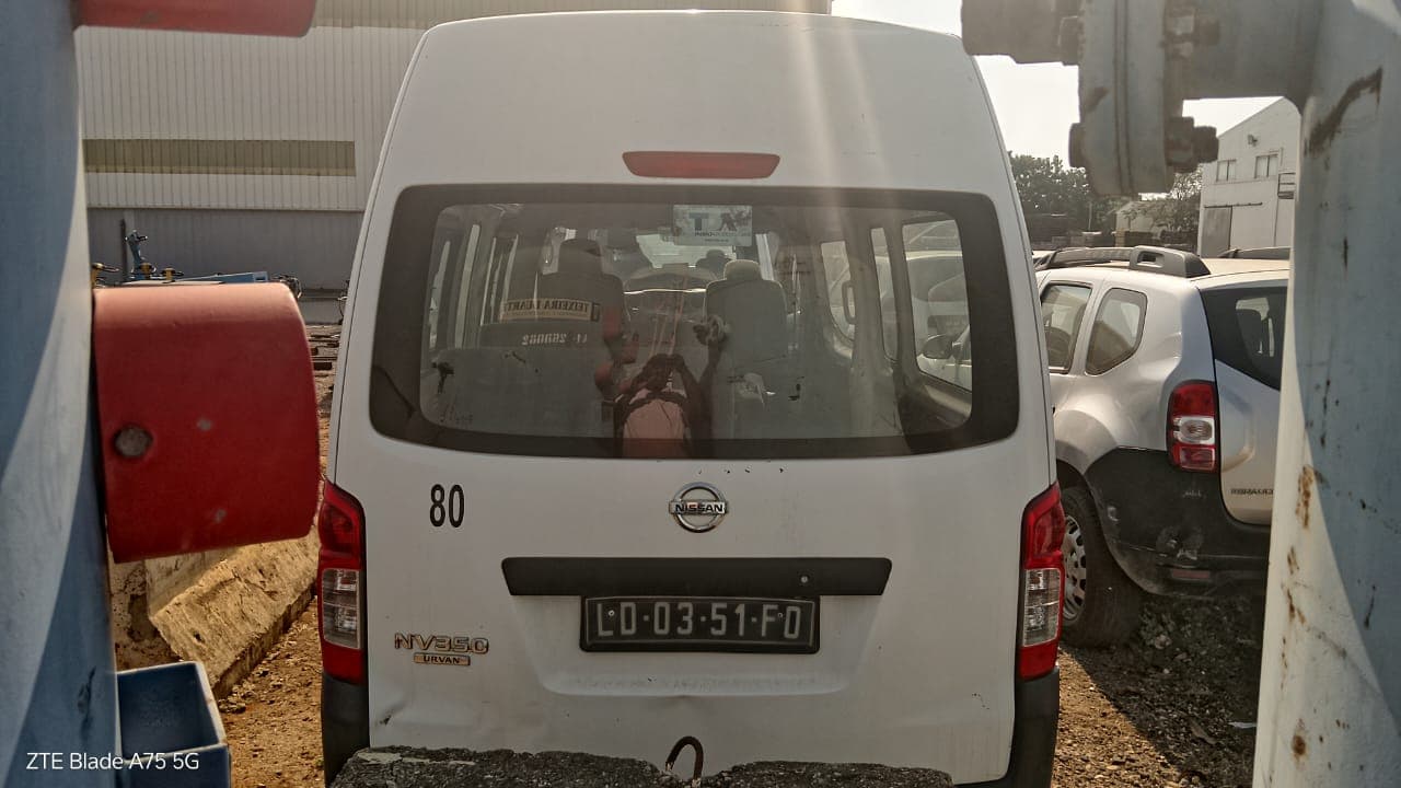 Miniautocarro (15L) Nissan Urvan — image 4