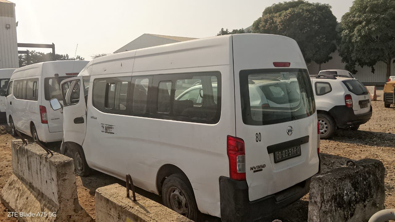 Miniautocarro (15L) Nissan Urvan — image 3