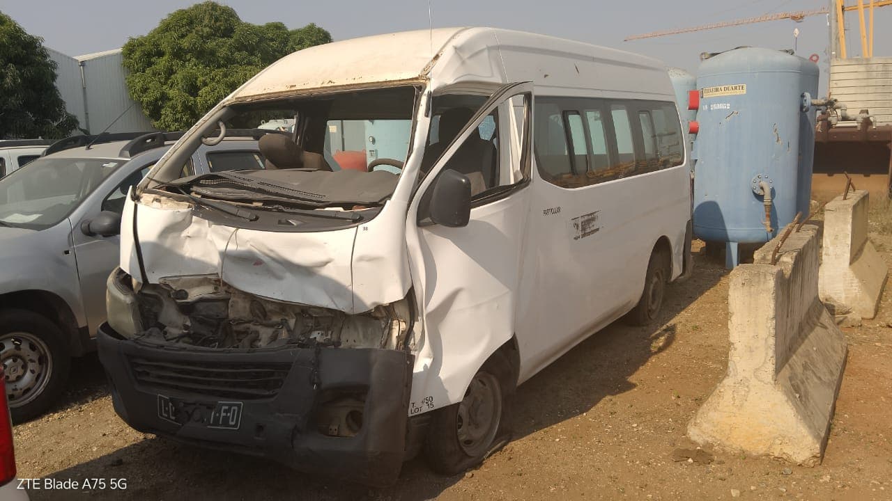 Miniautocarro (15L) Nissan Urvan — image 1