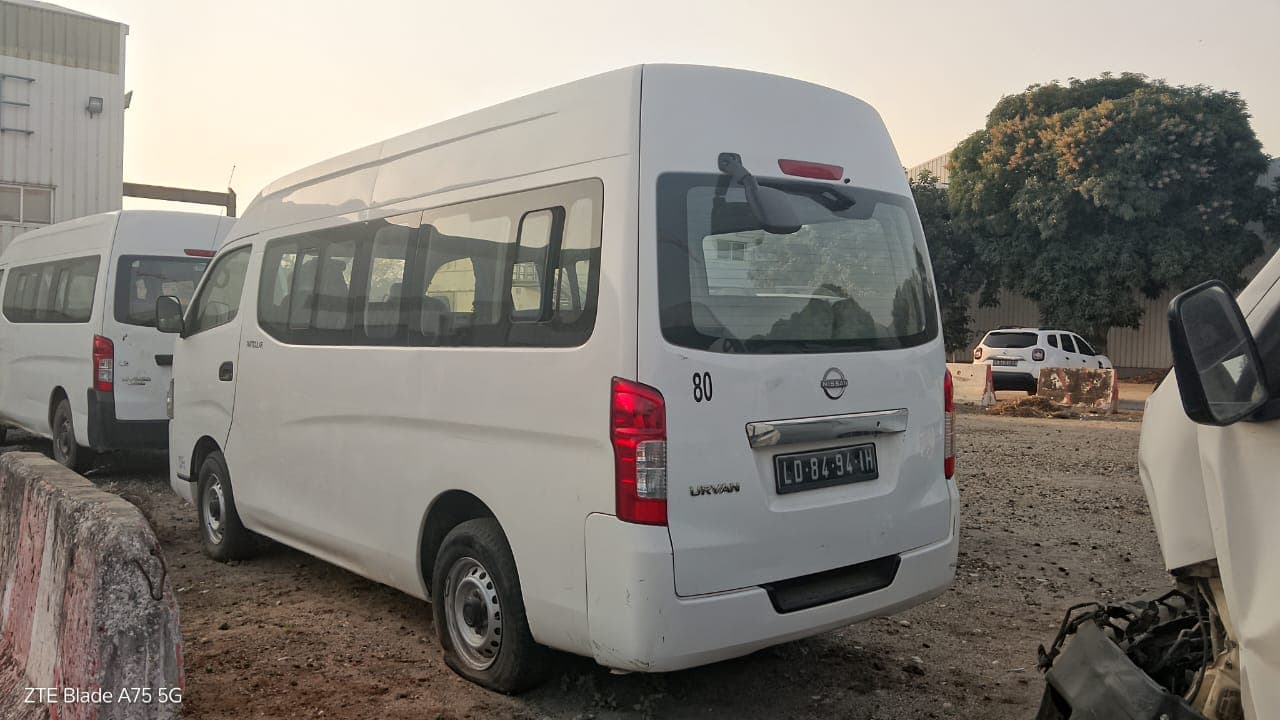 Miniautocarro (15L) Nissan Urvan — imagen 4