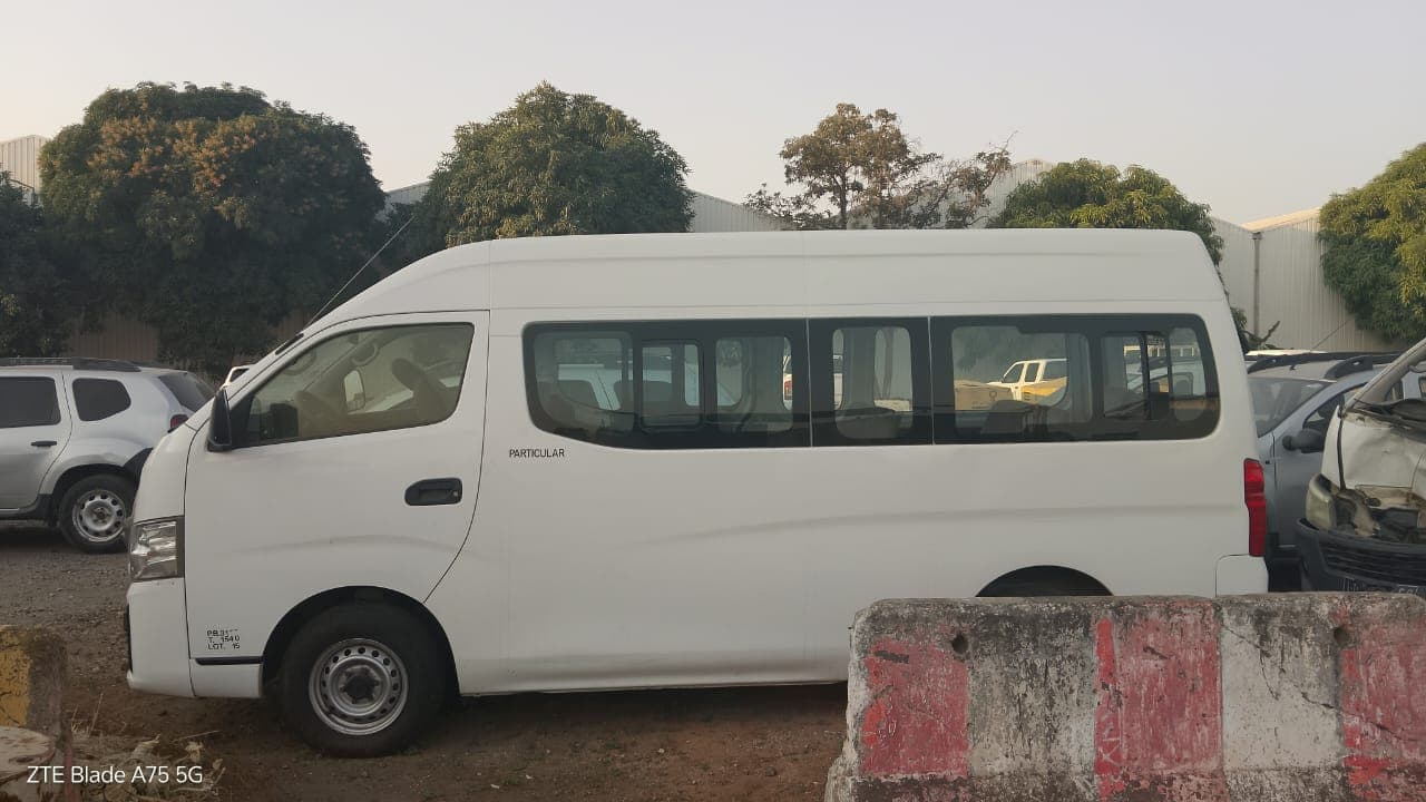 Miniautocarro (15L) Nissan Urvan — imagen 3