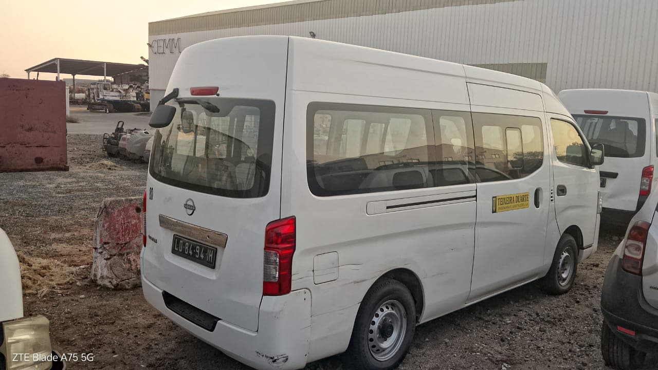 Miniautocarro (15L) Nissan Urvan — imagen 5