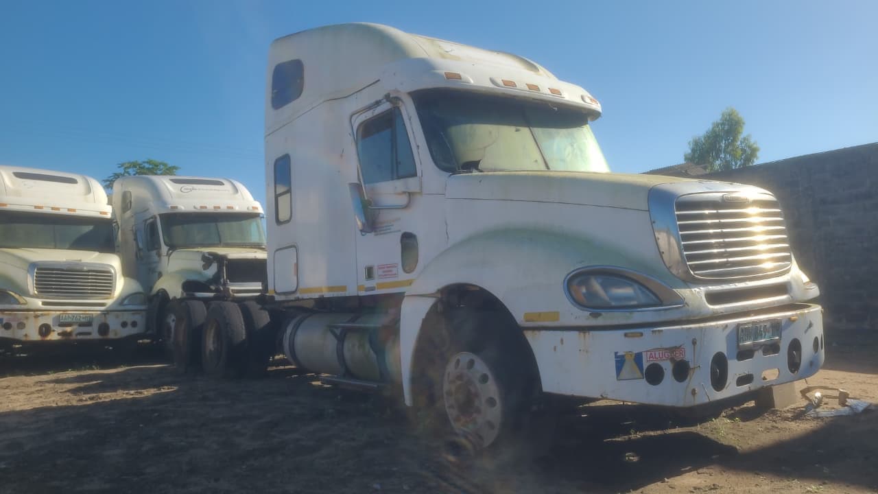 FREIGHTLINER Columbia - 20 - 2005 — image 2